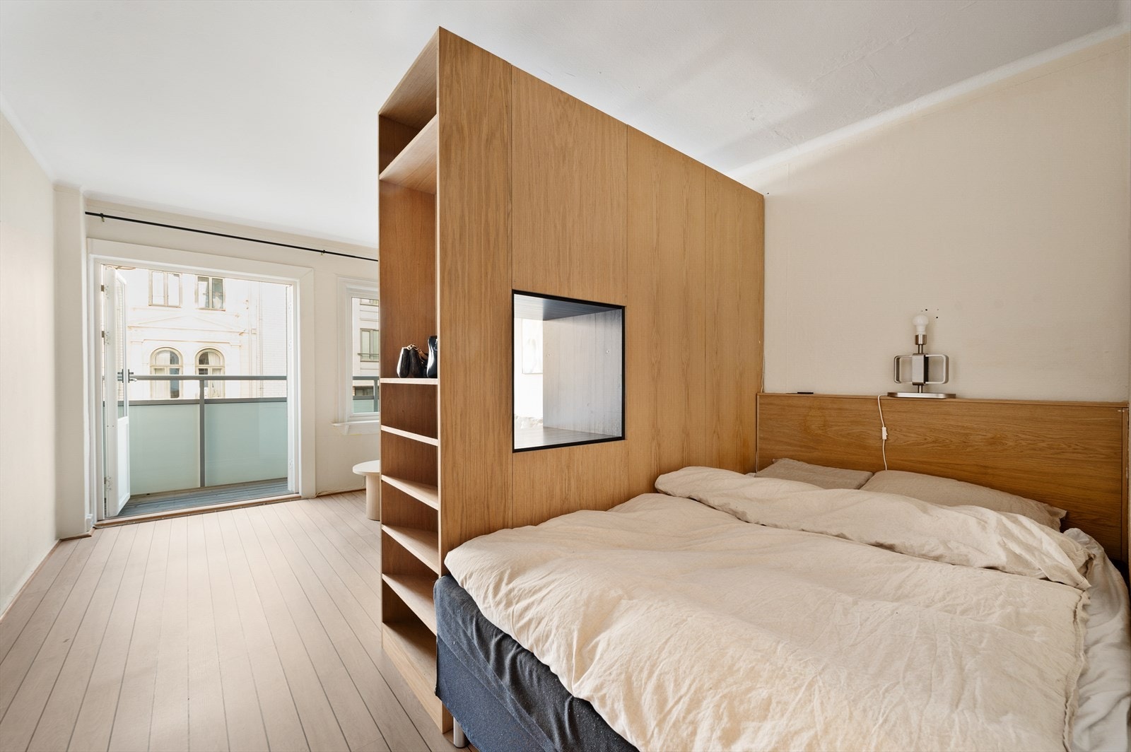 Flott løsning som deler opp leiligheten i naturlige soner. Galleribilde