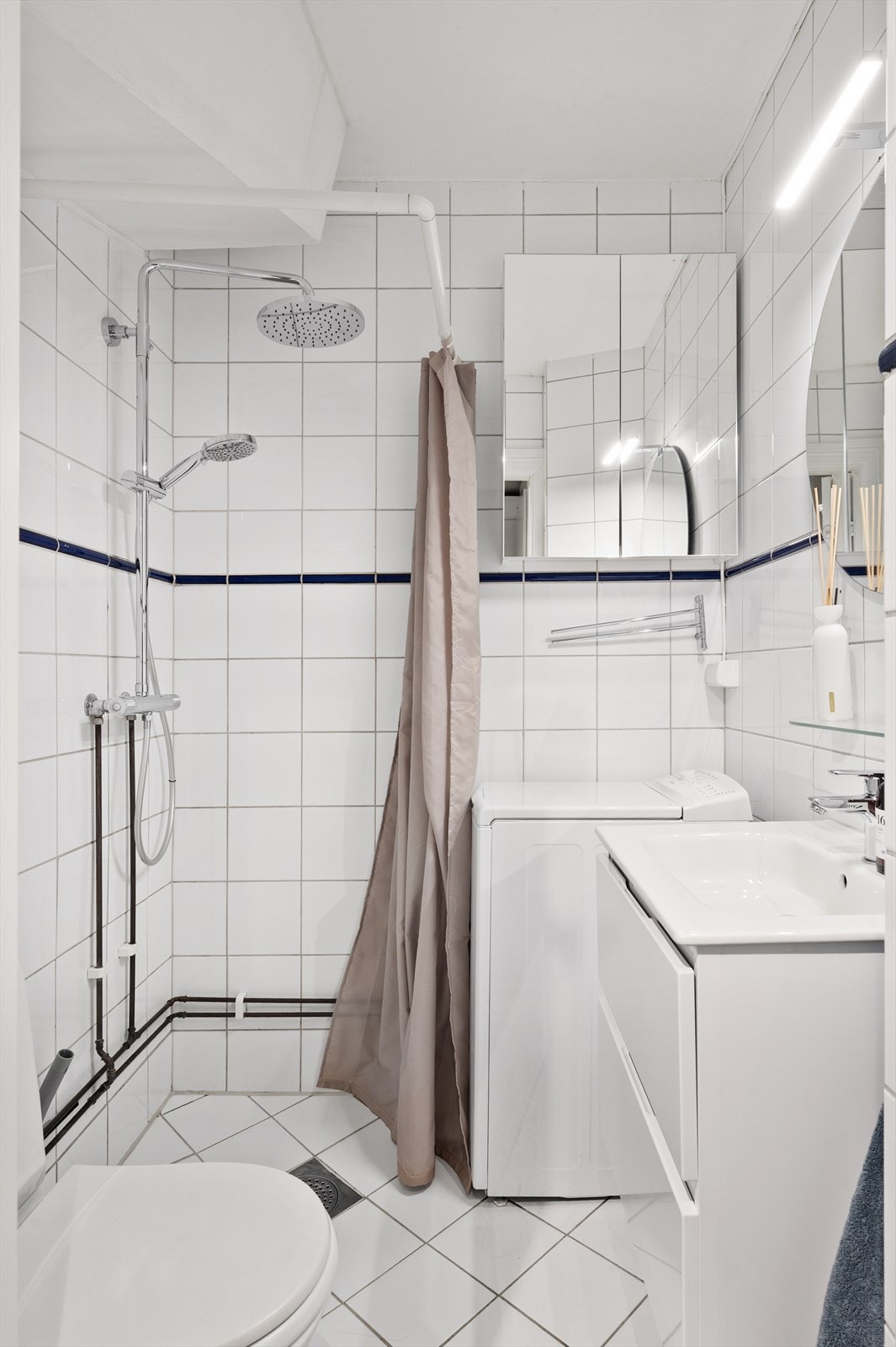 Badet er flislagt og har varmekabler i gulv. Galleribilde