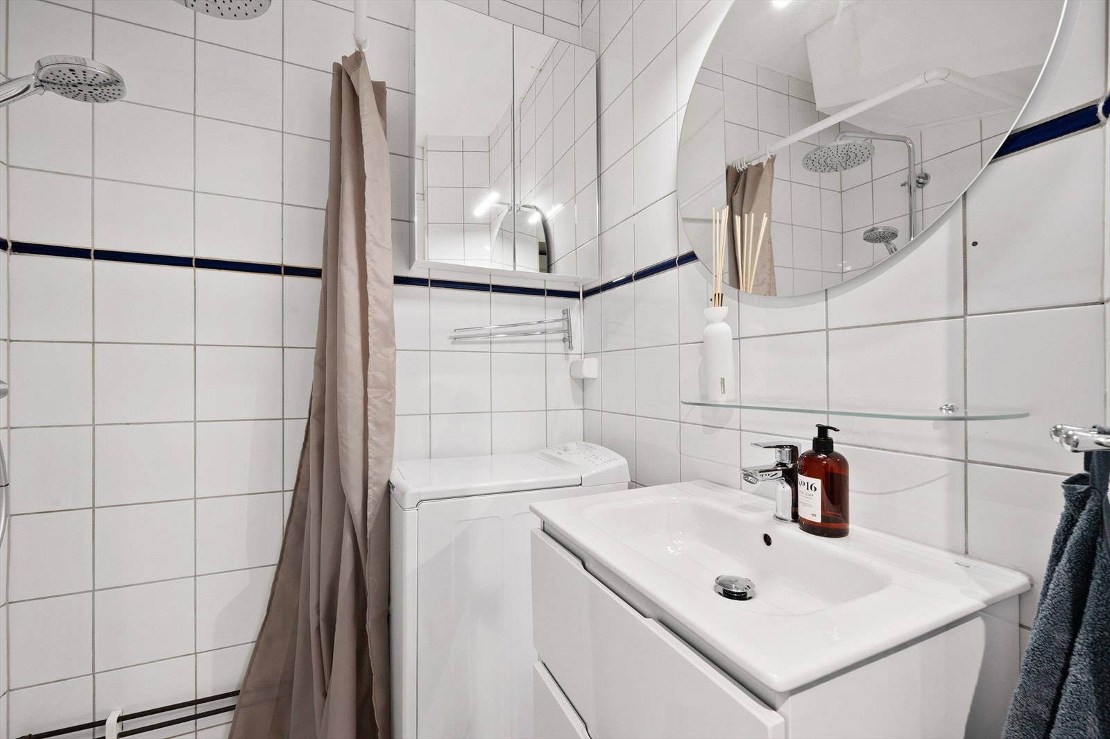 Det er opplegg for vaskemaskin og god plass til toalettsaker i baderomsinnredning. Galleribilde