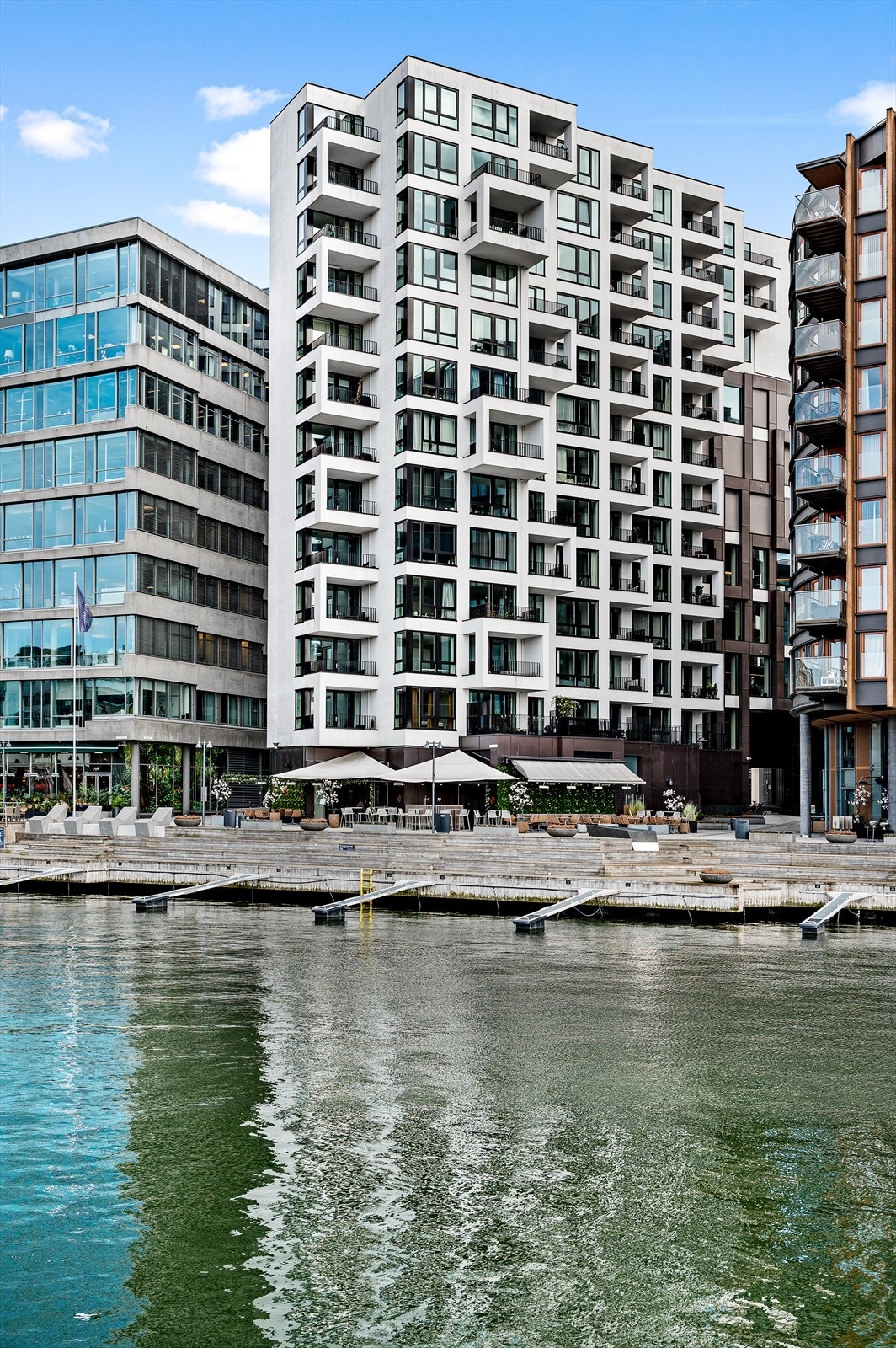 En kort spasertur på ca. 5 minutter tar deg til Aker Brygge som byr på både shopping, vinmonopol, restauranter m.m. Galleribilde