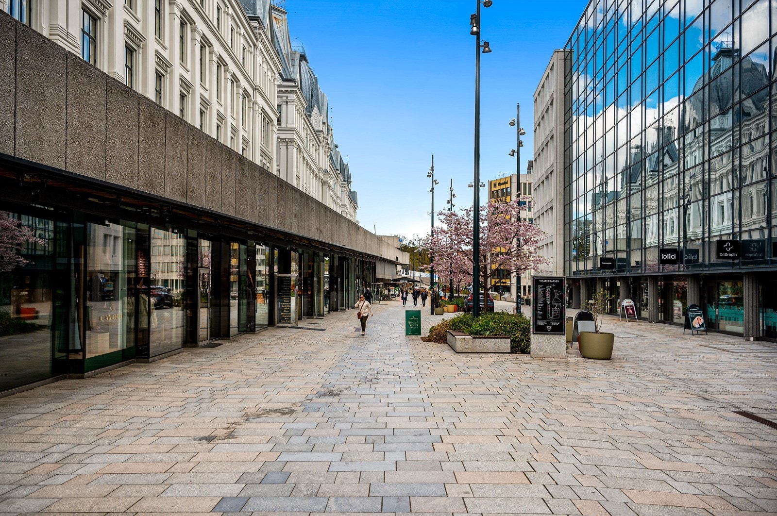 En liten spasertur gjennom Vika terrassen tar deg til kollektivknutepunktet Nationaltheatret - her tar buss, trikk, tog og bane deg dit du måtte ønske. Galleribilde