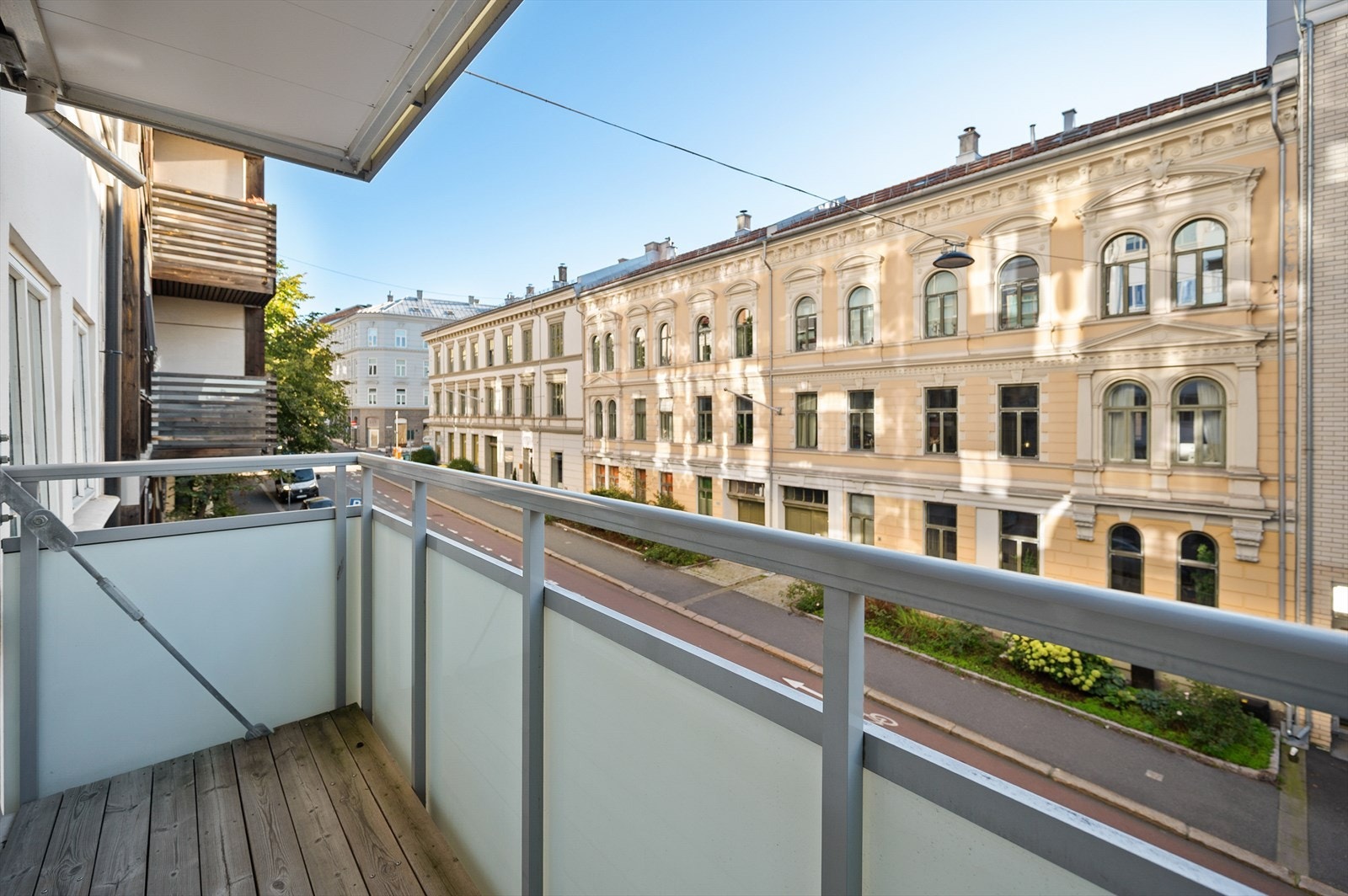 Perfekt sted å ta morgenkaffen med hyggelig utsyn mot klassiske bygårder. Galleribilde