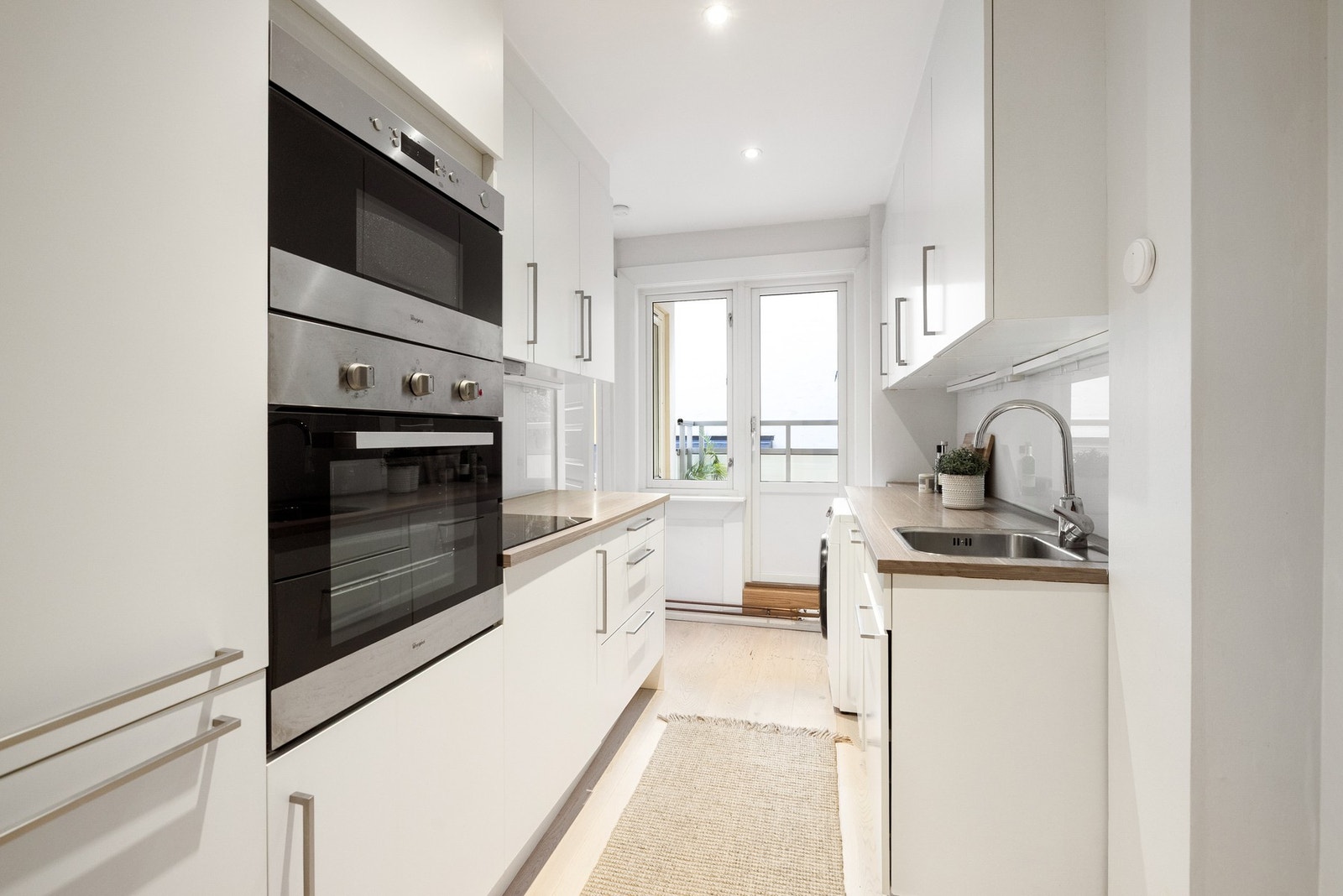 Kjøkkenet ligger i et eget, separat rom og byr på en funksjonell og moderne løsning. Galleribilde