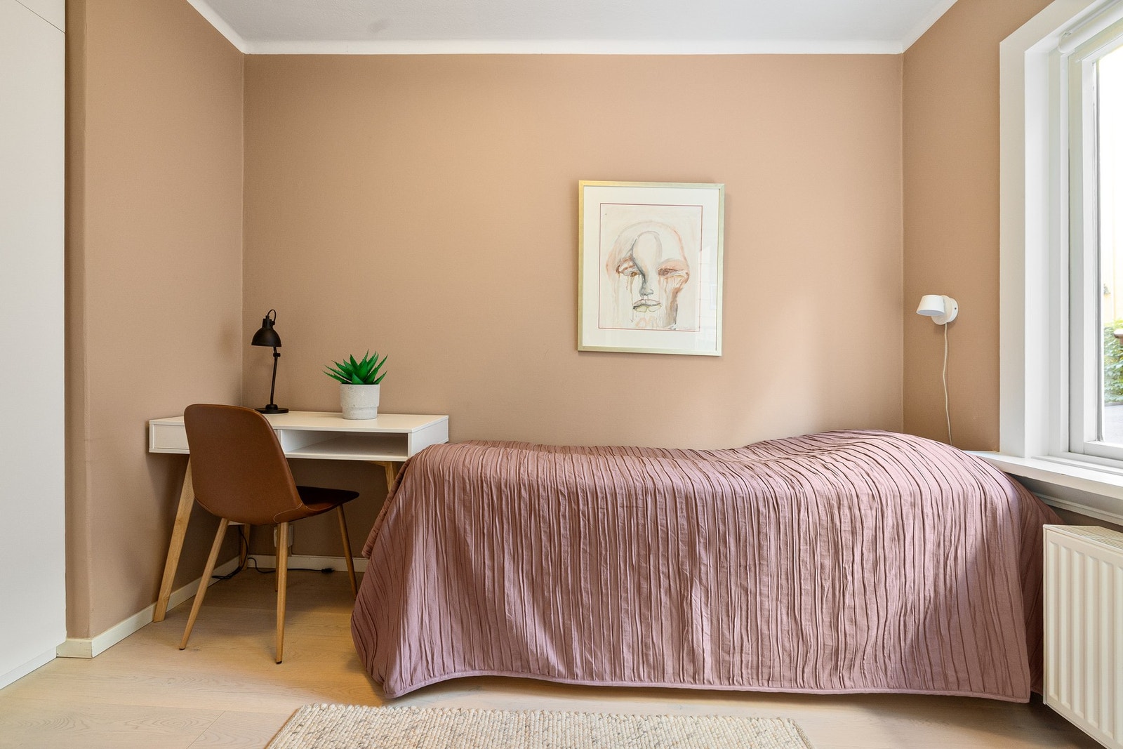 Soverom 2 er et allsidig rom som gir fleksible bruksmuligheter, enten som gjesterom, barnerom, hjemmekontor eller etter eget behov. Galleribilde