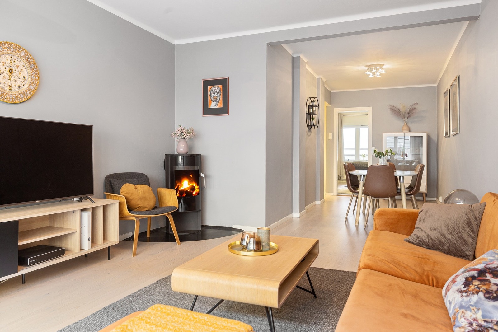 Gulvene er belagt med stilfull enstavs parkett, mens veggene er holdt i en delikat, lys grånyanse som gir rommet et tidløst preg. Galleribilde