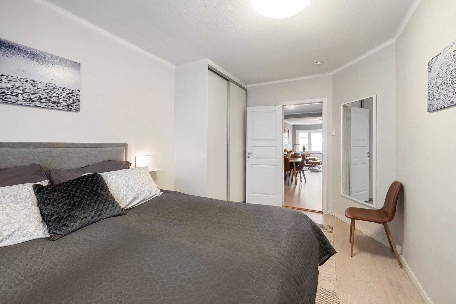 Hovedsoverommet er av generøs størrelse og byr på plass til dobbeltseng med nattbord på hver side, samt garderobeskap. Galleribilde