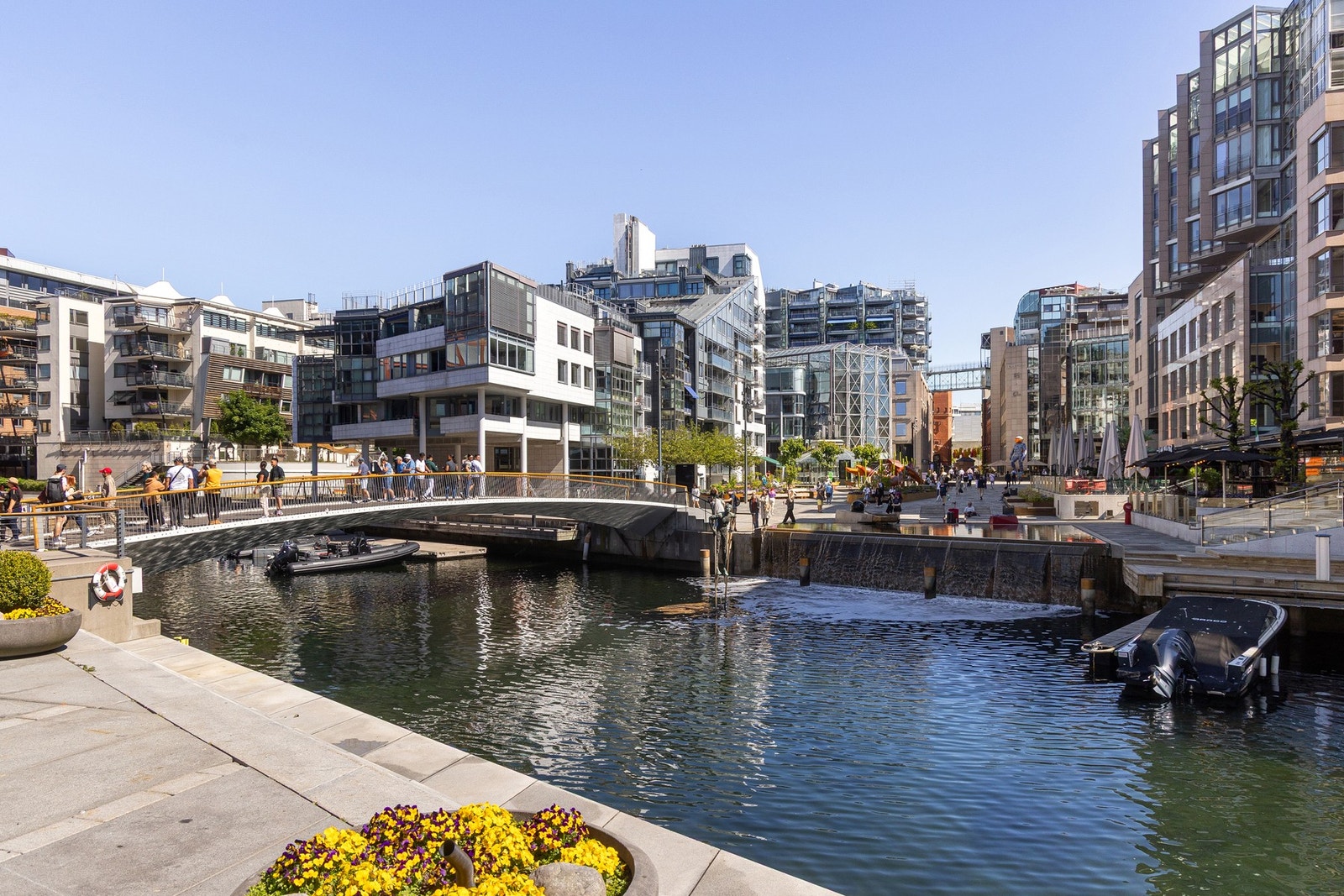 Fra leiligheten er det få minutters gange til populære Tjuvholmen med Astrup Fearnley Museet, flere populære restauranter og kaféer/barer, samt Aker Brygge. Galleribilde