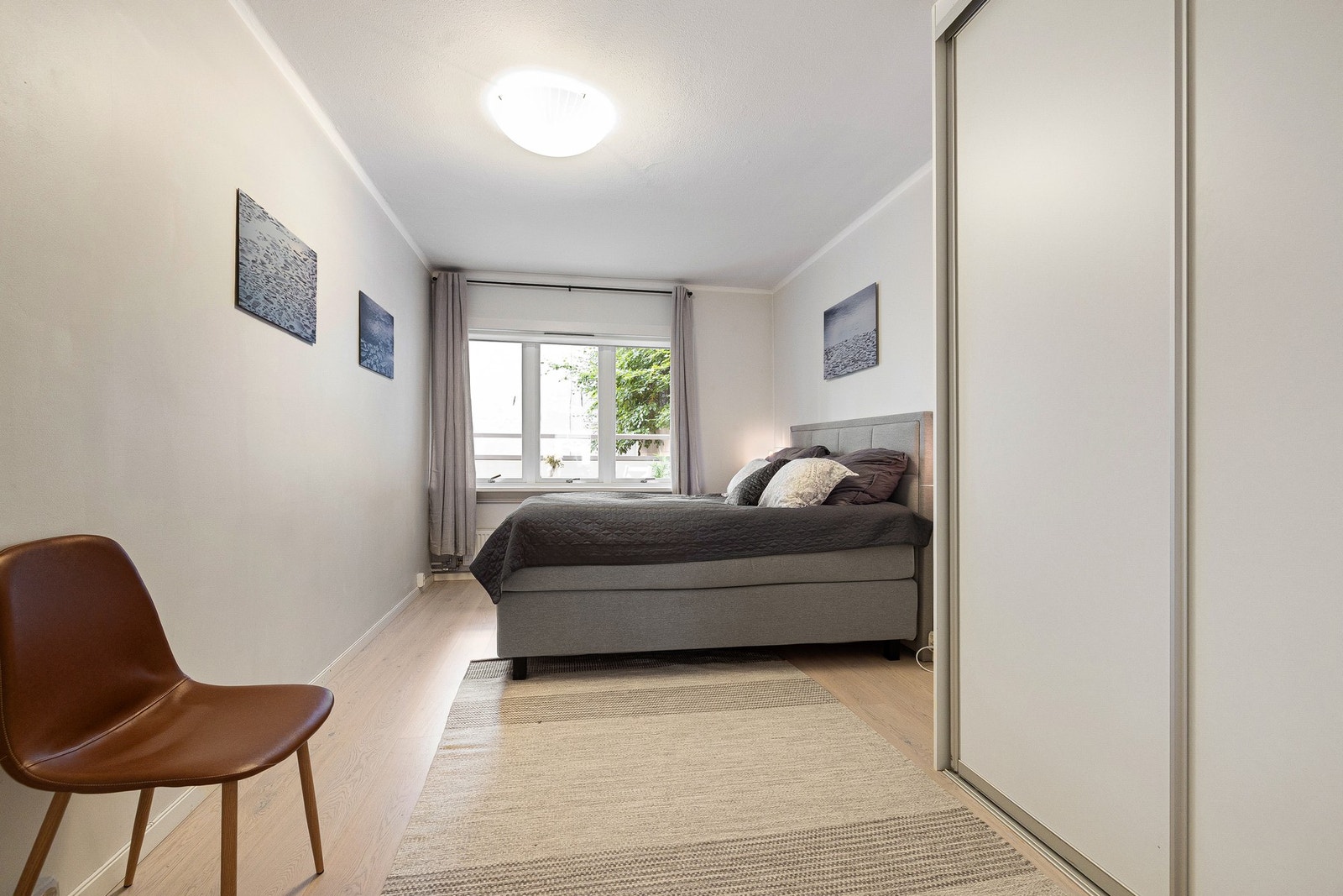 Boligen disponerer to gode soverom, begge vendt mot det rolige gårdsrommet. Galleribilde