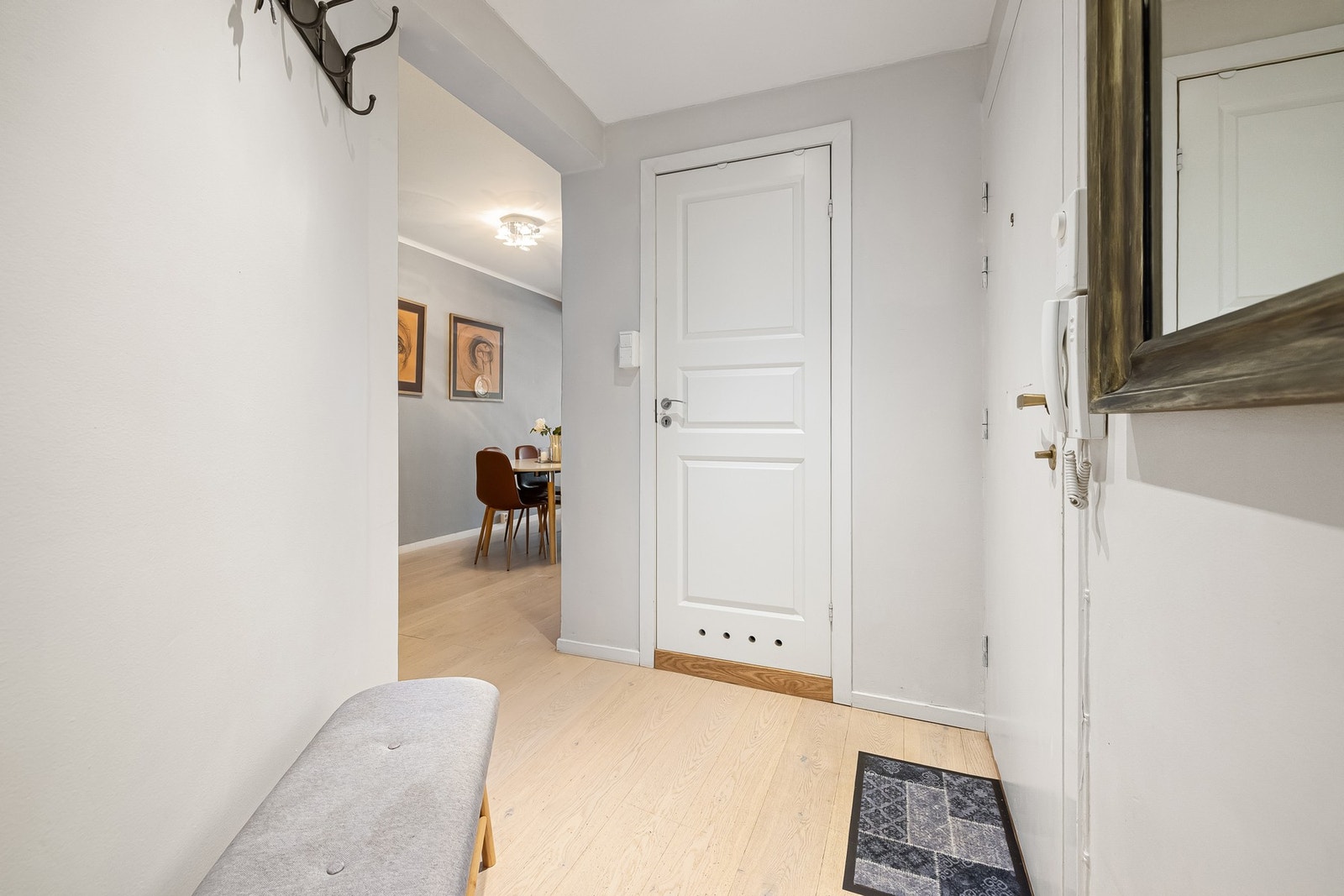 I entréen er det plass til møblement eller oppheng for yttertøy og sko. Galleribilde