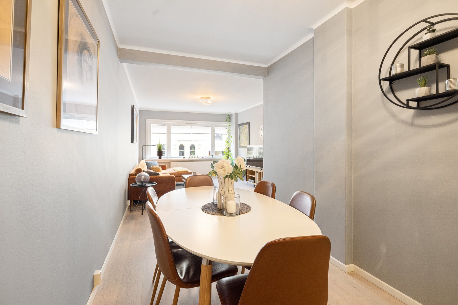 Stuens utforming er perfekt for hyggelige måltider med familie og venner. Galleribilde