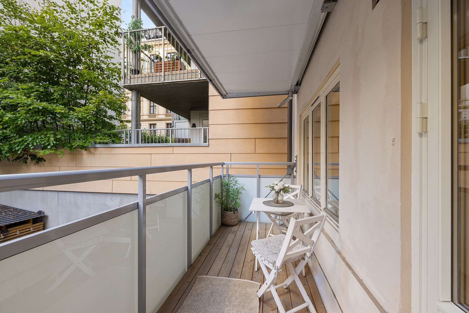 Her er det god plass til en sittegruppe, perfekt for å nyte rolige stunder utendørs. Balkongen vender ut mot rolig bakgård. Galleribilde