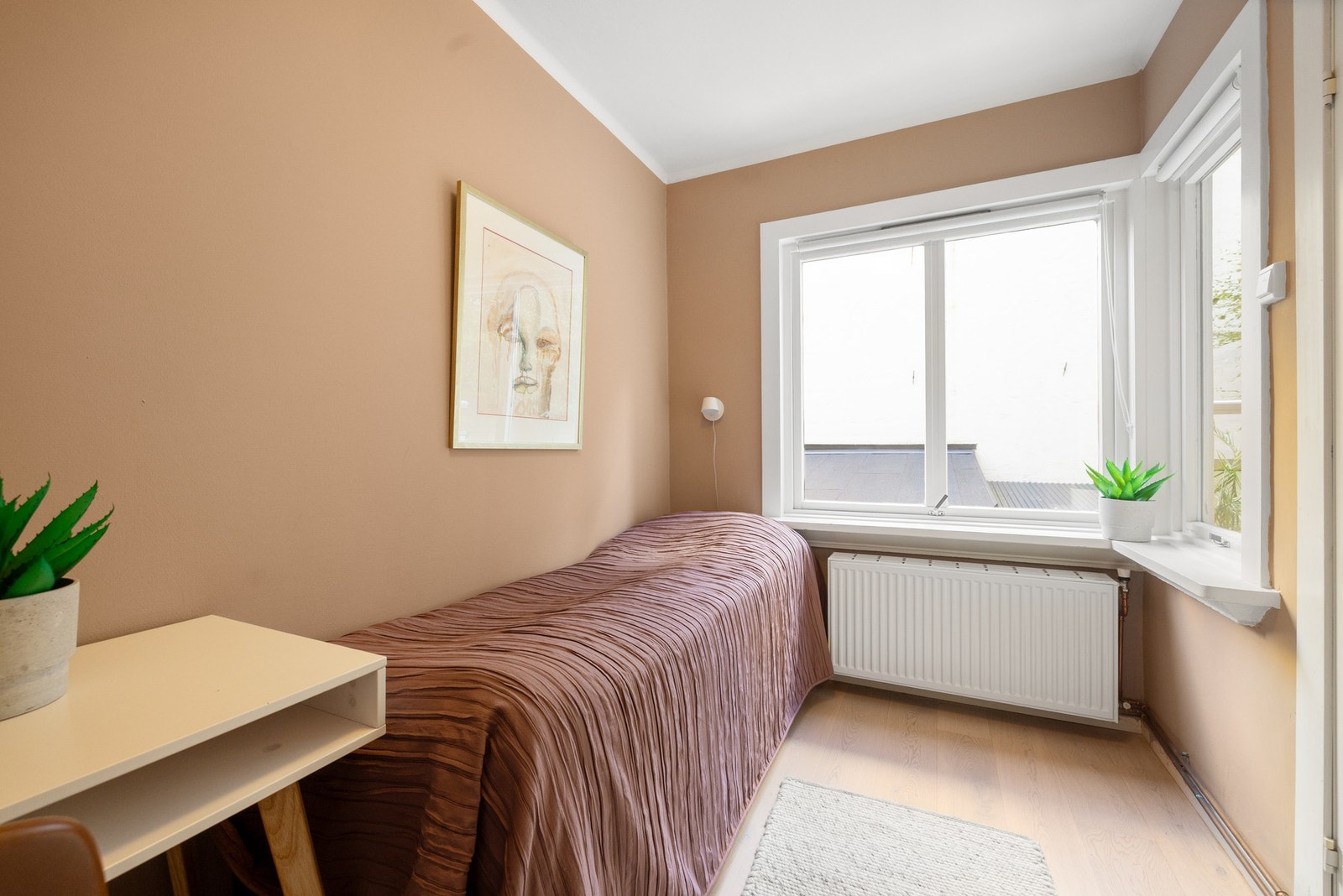 Store vindusflater gir rommet et fint lysinnslipp og skaper en behagelig atmosfære. Galleribilde