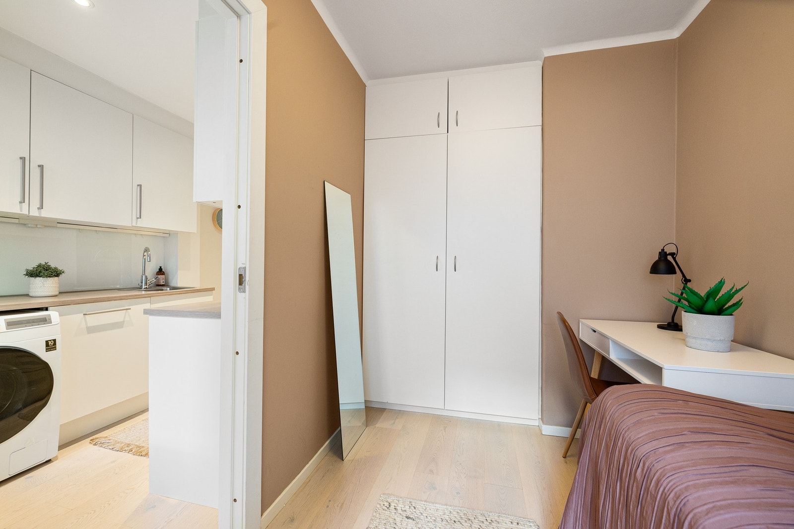 Soverom 2 er malt i en behagelig fargetone, og på gulvet er det lagt samme flotte parkett som i resten av boligen. Galleribilde