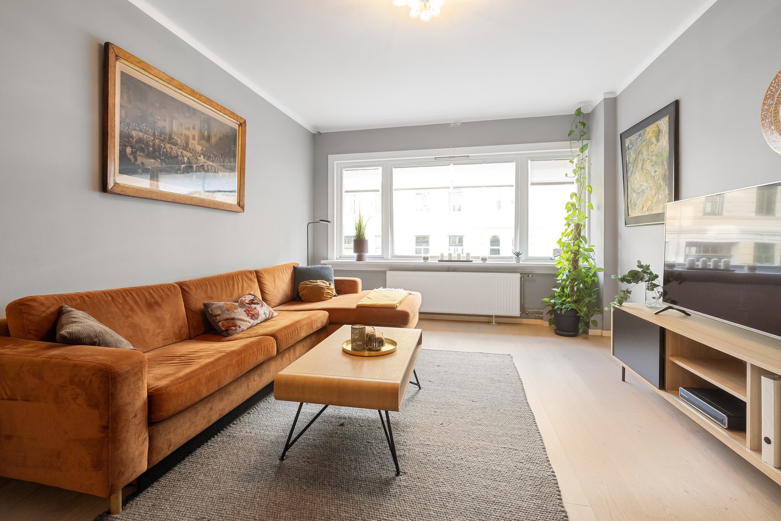 Boligen byr på en gjennomgående planløsning hvor alt ligger til rette for en enkel og komfortabel hverdag. Galleribilde