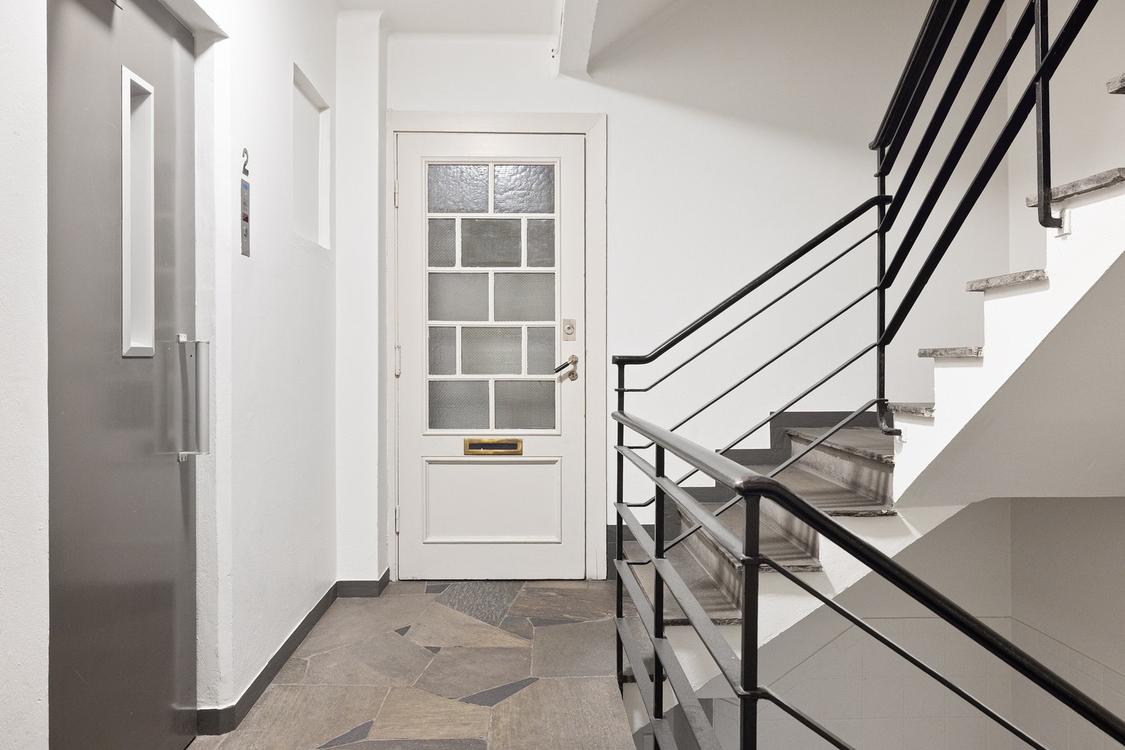 Det er heisadkomst opp til leilighetsplan. Galleribilde