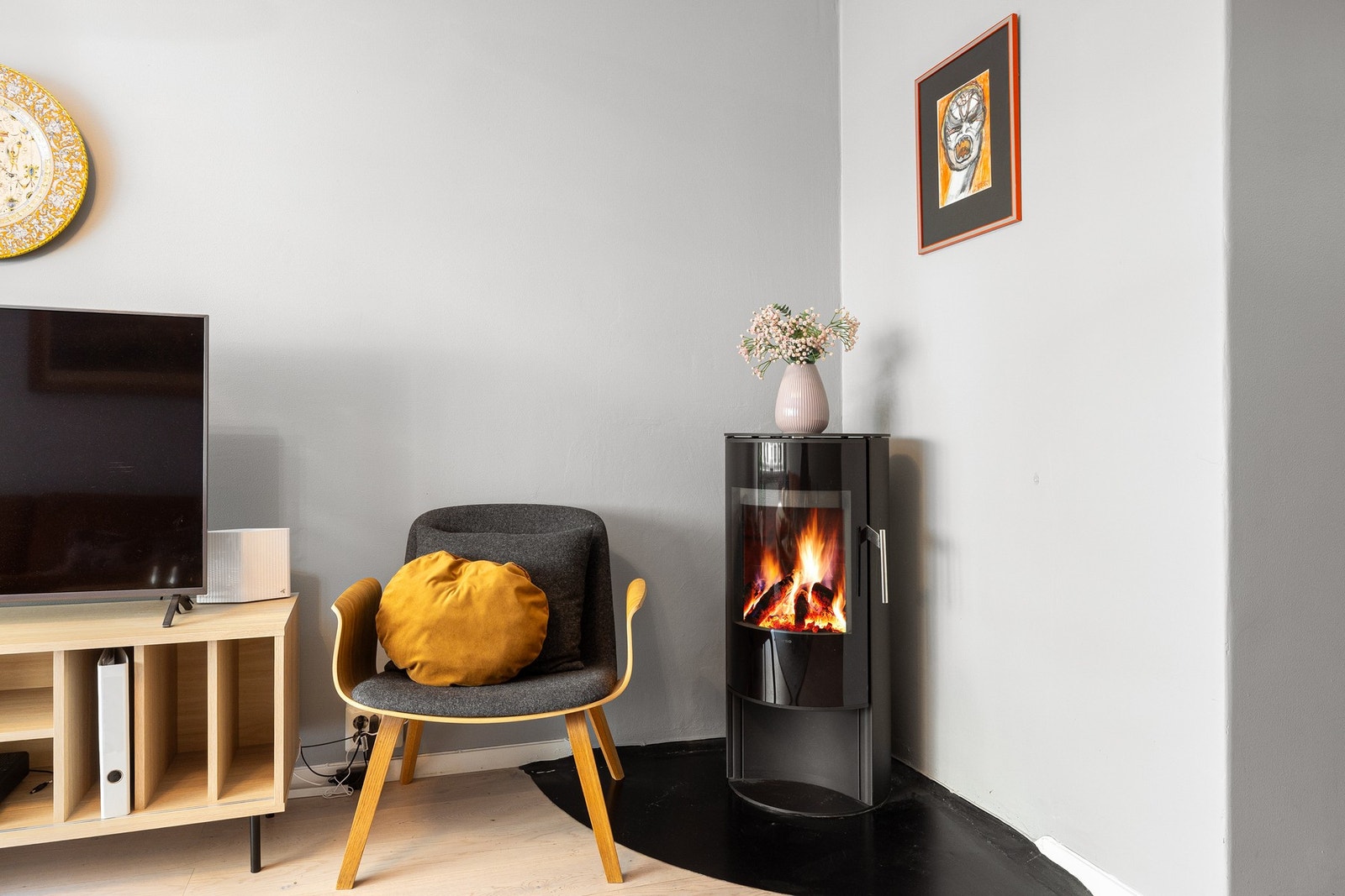 Fra stuen kan man nyte stemningen foran peisovnen fra Morsø. Galleribilde