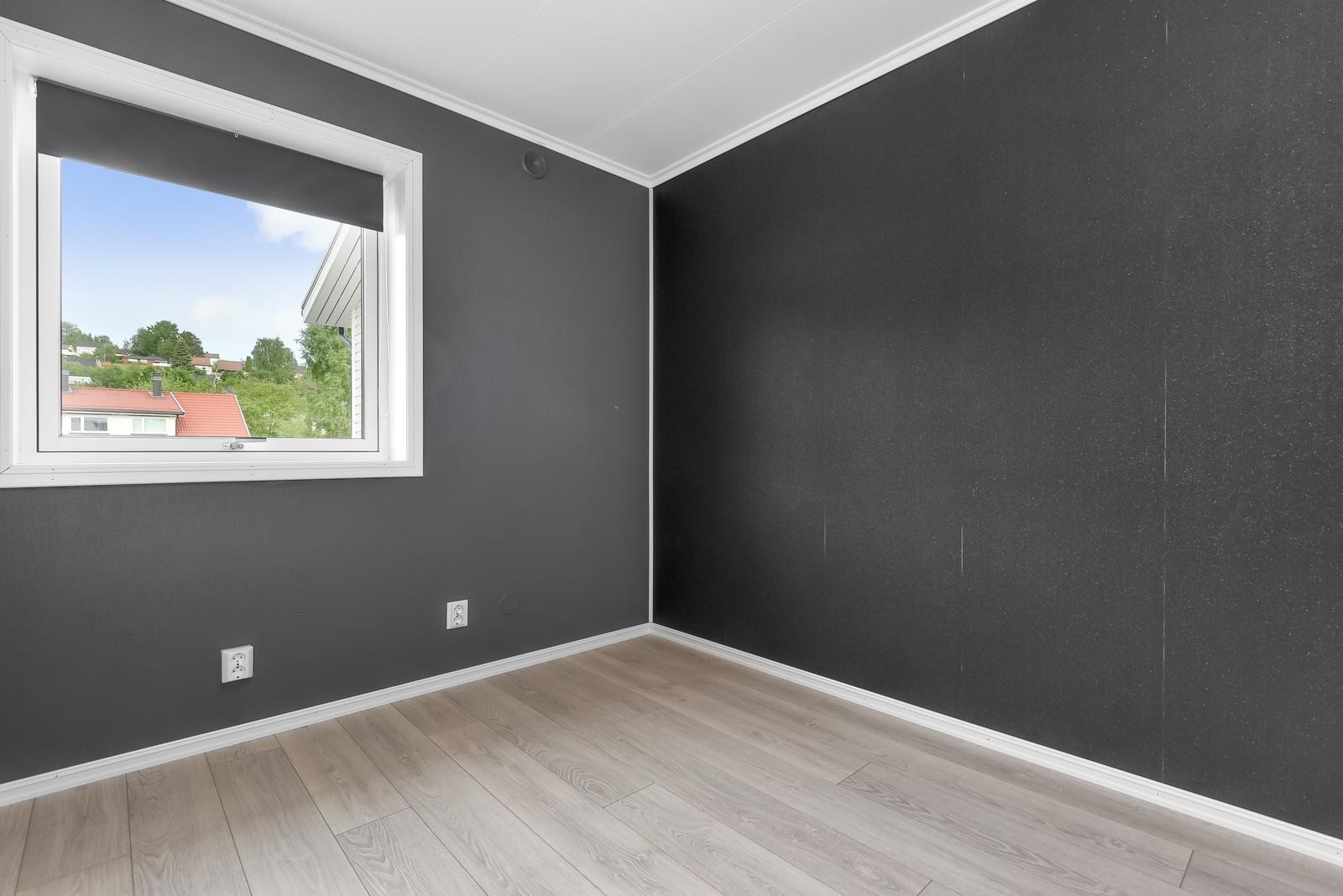 Soverom med plass til dobbeltseng og garderobeløsning. Galleribilde