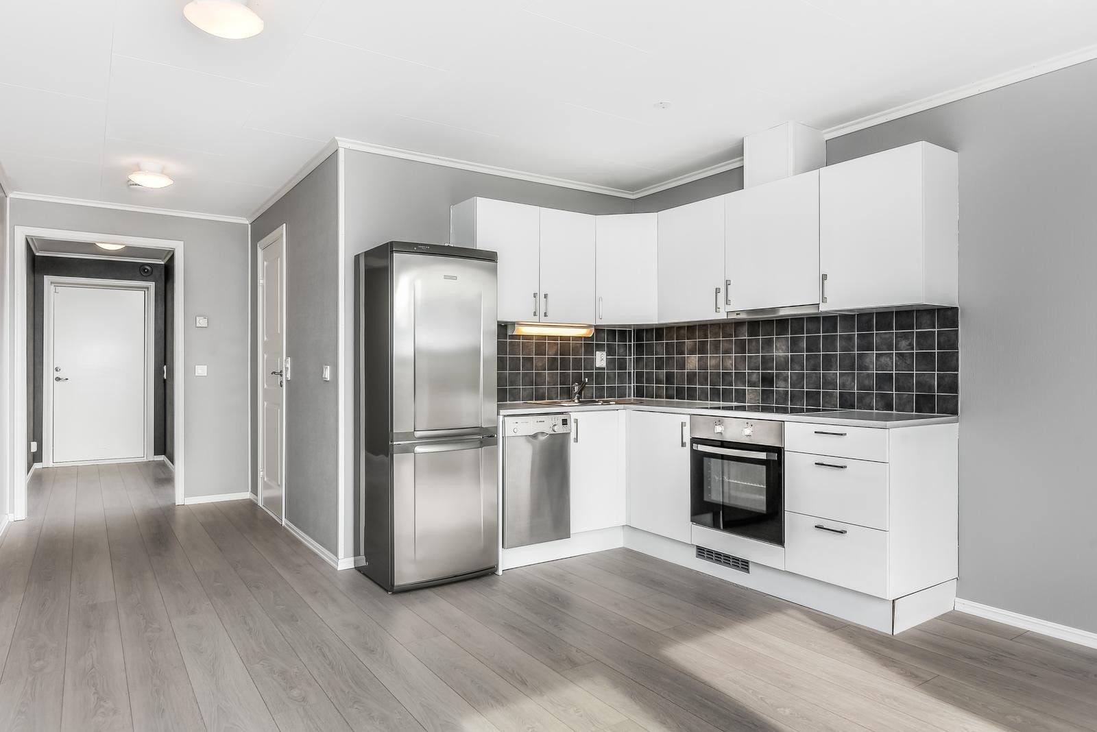 Pent kjøkken hvor hvitevarer medfølger Galleribilde