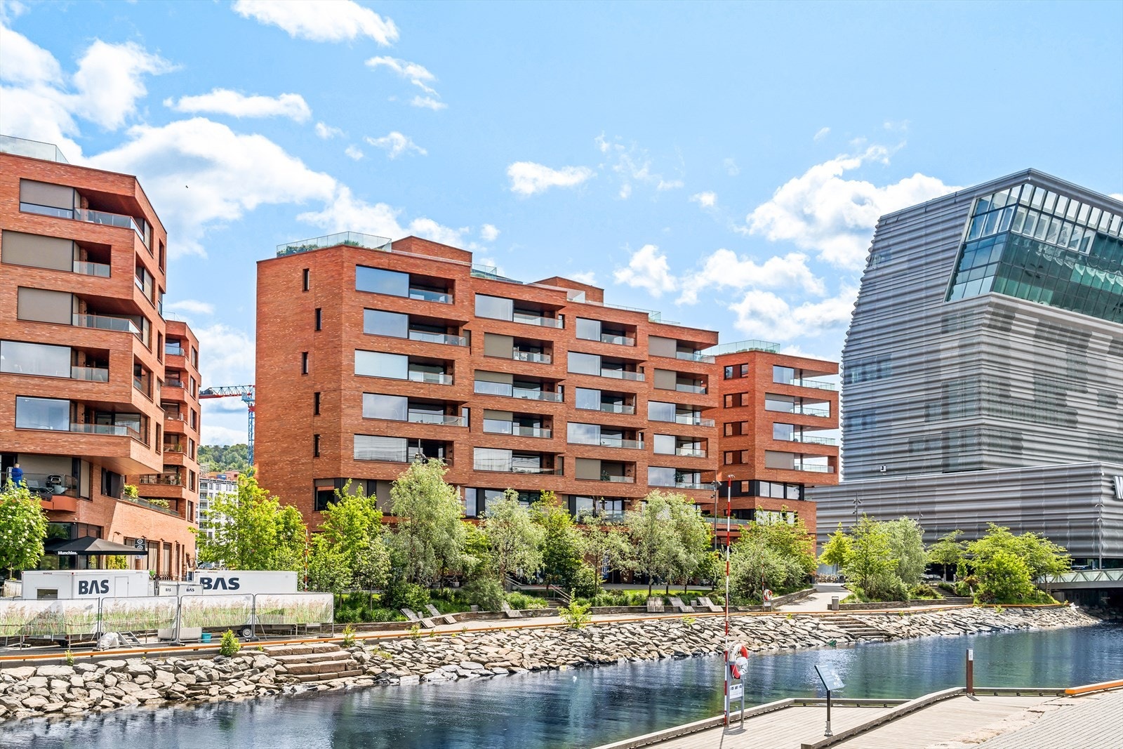 Havnepromenaden strekker seg langs vannet og er et populært område for både turgåing og byliv. Galleribilde