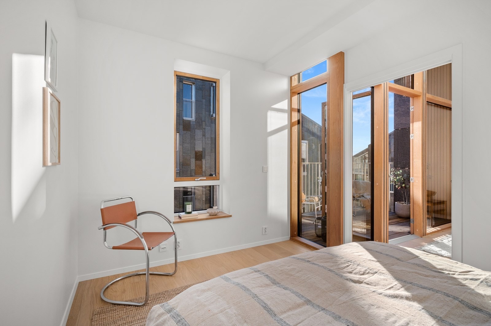 Leiligheten har et romslig soverom med god plass til dobbeltseng, nattbord og garderobeskap. Galleribilde