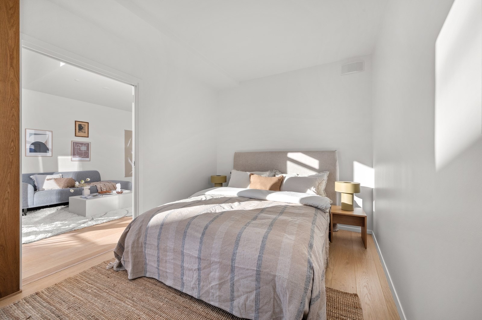 Rommet ligger skjermet til med adkomst fra stuen via en praktisk skyvedør. Galleribilde