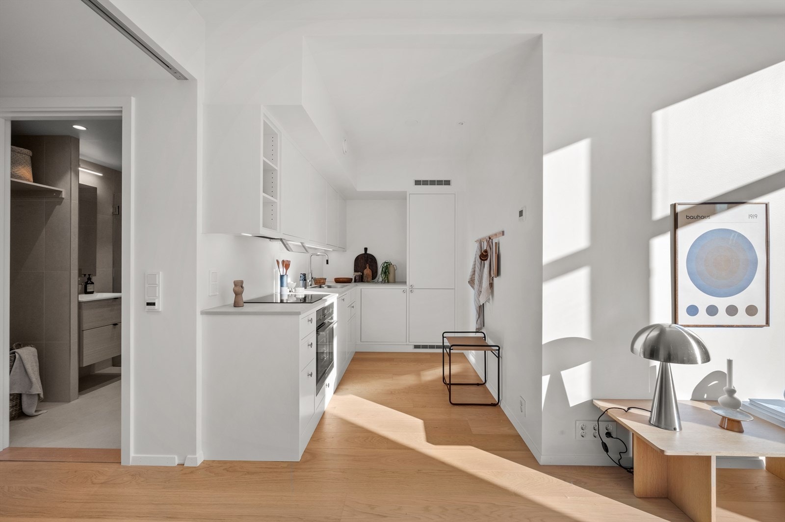 Kjøkkenet ligger i en delvis skjermet sone som gir en elegant rominndeling og økt romfølelse. Galleribilde