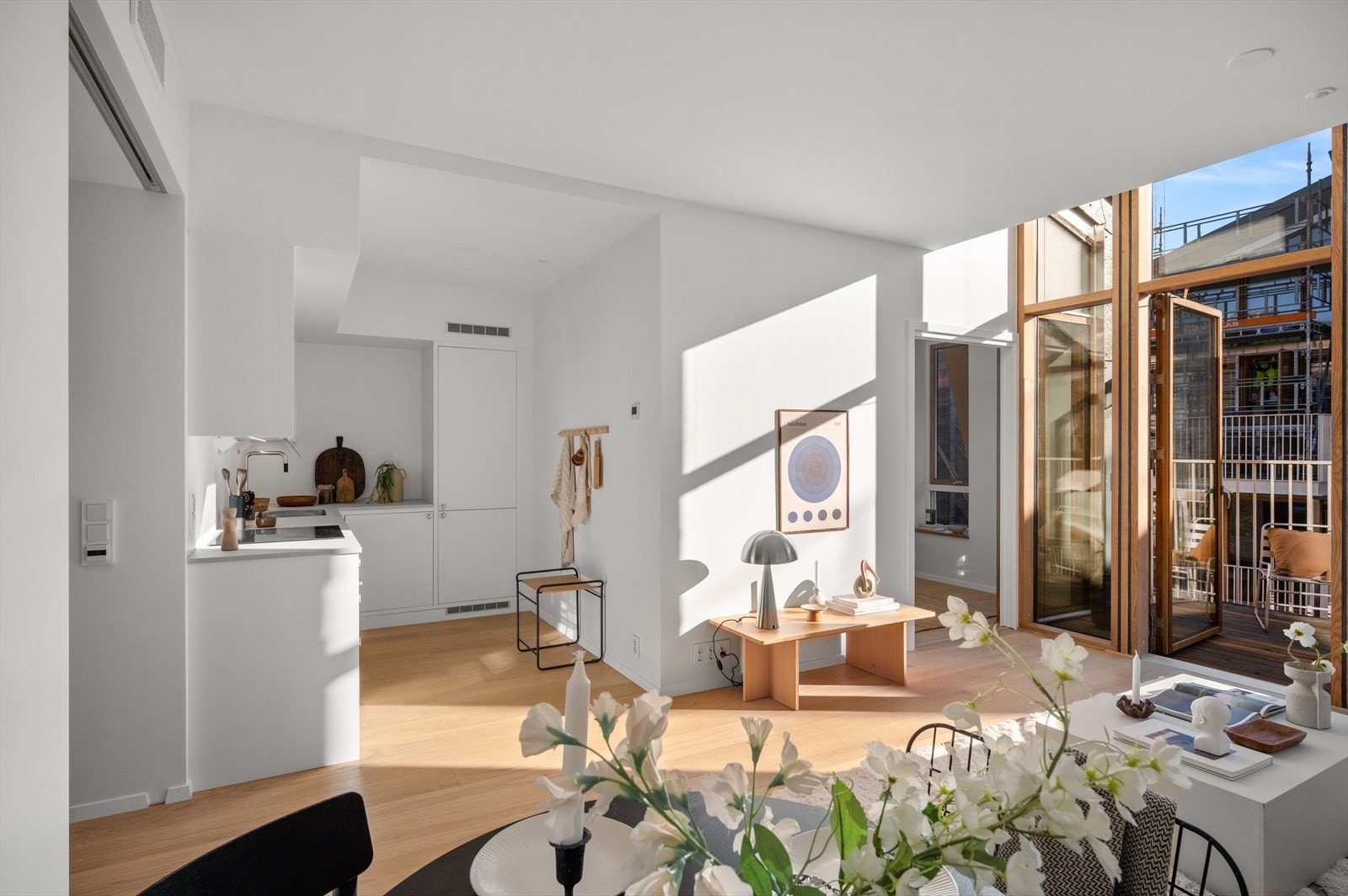 Den gjennomgående gulvflaten er dekket med eksklusiv Lofoten XL parkett i fargen Light Pure Oak. Galleribilde