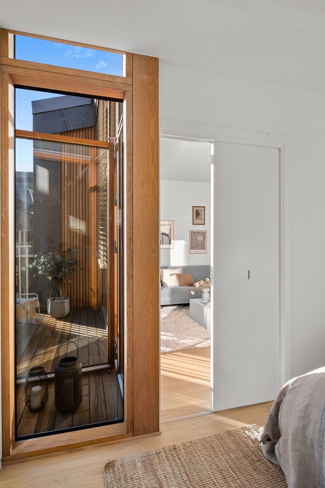 Store vindusflater som strekker seg fra gulv til tak. Galleribilde