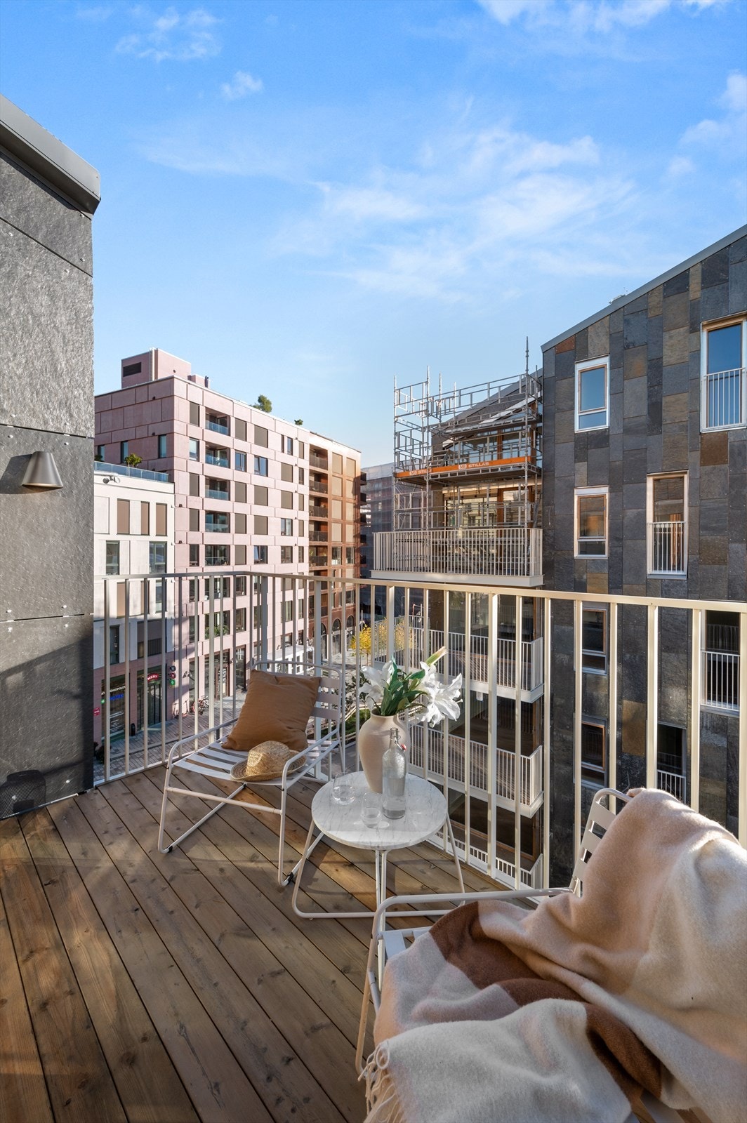 Videre fra stuen trer man ut på en romslig balkong på 8 kvm, en forlengelse av oppholdsrommet ut i det fri. Galleribilde