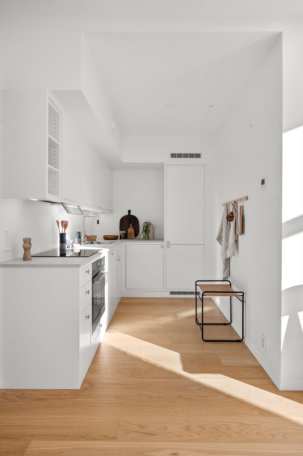 Kjøkkenet er levert av anerkjente Sigdal, med hvite, slette fronter og en stilren laminat benkeplate. Galleribilde