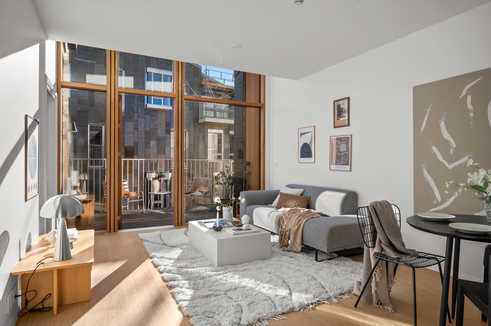 Stuen gir rikelig plass til både sofagruppe og spisebord. Galleribilde