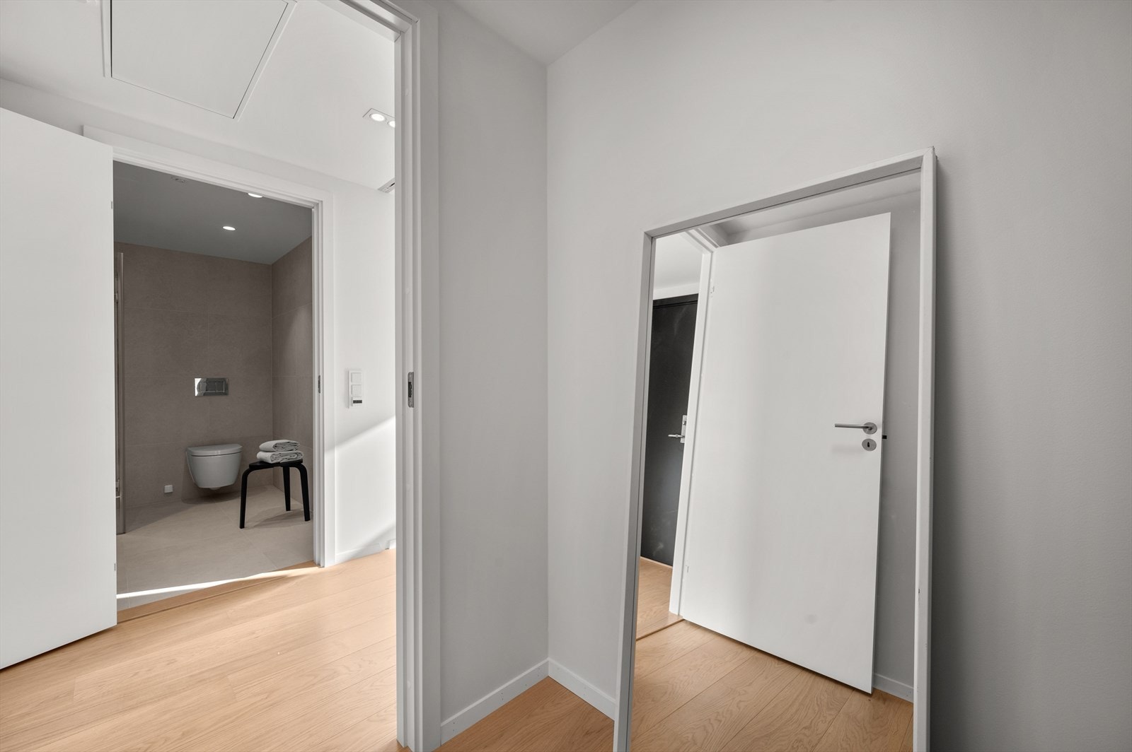 En stor, innvendig bod gir fremragende lagringsmuligheter - ideell for yttertøy, sko og sesongvarer. Galleribilde