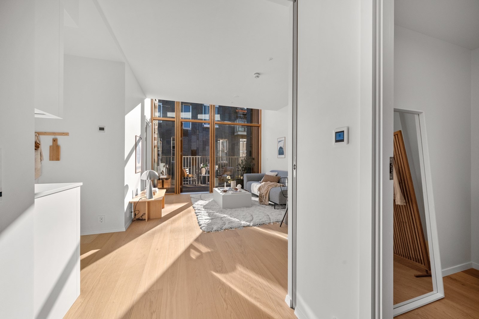 Velkommen inn!
Entréen fremstår som både innbydende og funksjonell, med god plass til skoskap, sittebenk og knaggrekke. Galleribilde