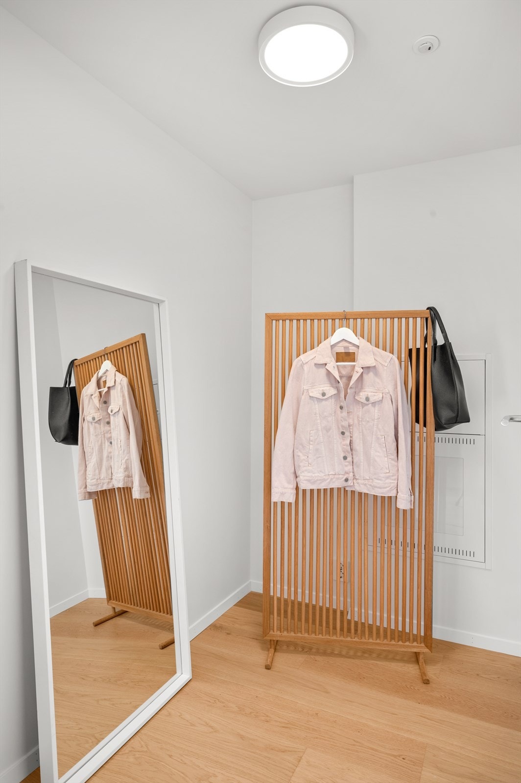 Her finnes det også potensial for å etablere et stilfullt walk-in closet for deg som ønsker ekstra orden i hverdagen. Galleribilde