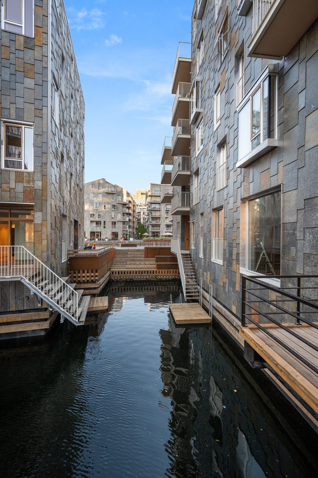 Langs Havnepromenaden, og mellom husene, legges det til rette for nedtrappinger til vannet, slik at beboerne kan padle direkte inn i det indre vannrommet. Galleribilde