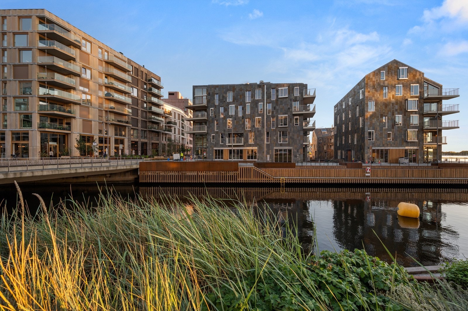 Fasadene kles med vakker rustskifer fra Otta, som glitrer i solen og reflekterer lyset på en levende og naturlig måte. Galleribilde
