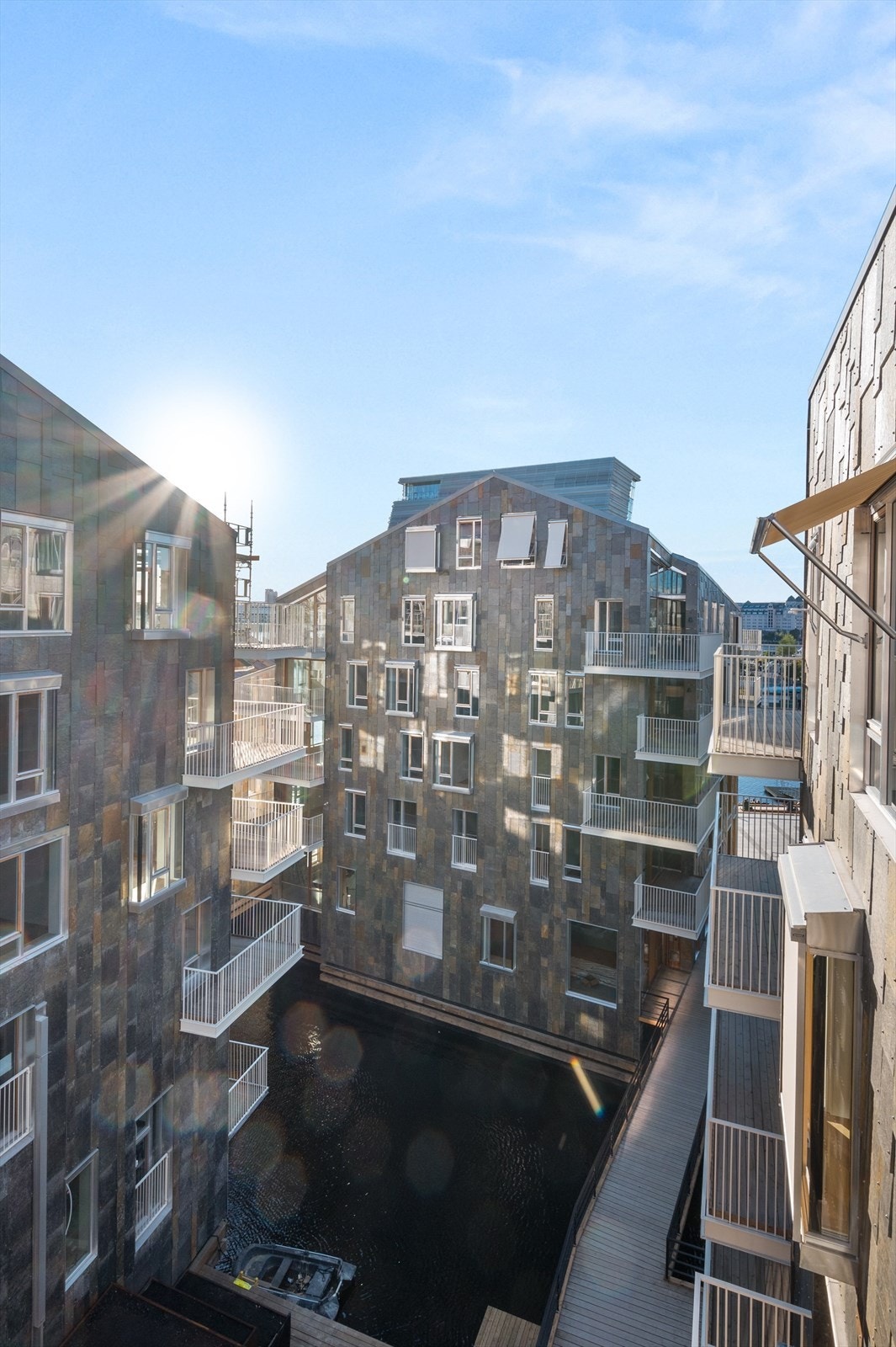 Vannkunsten er et av Bjørvikas mest særegne boligprosjekter. Her skiller arkitektur, beliggenhet, materialvalg og byggeteknisk kompleksitet seg tydelig ut fra alt annet i området. Galleribilde