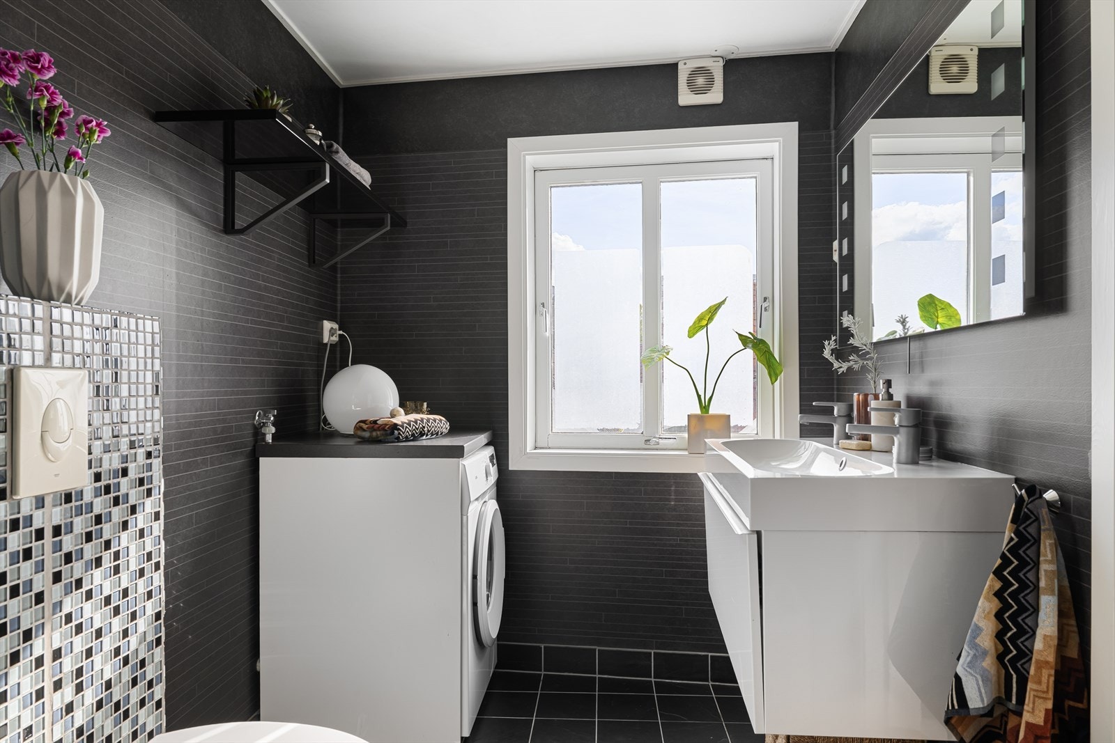 Naturlig lys og praktisk opplegg for vaskemaskin Galleribilde