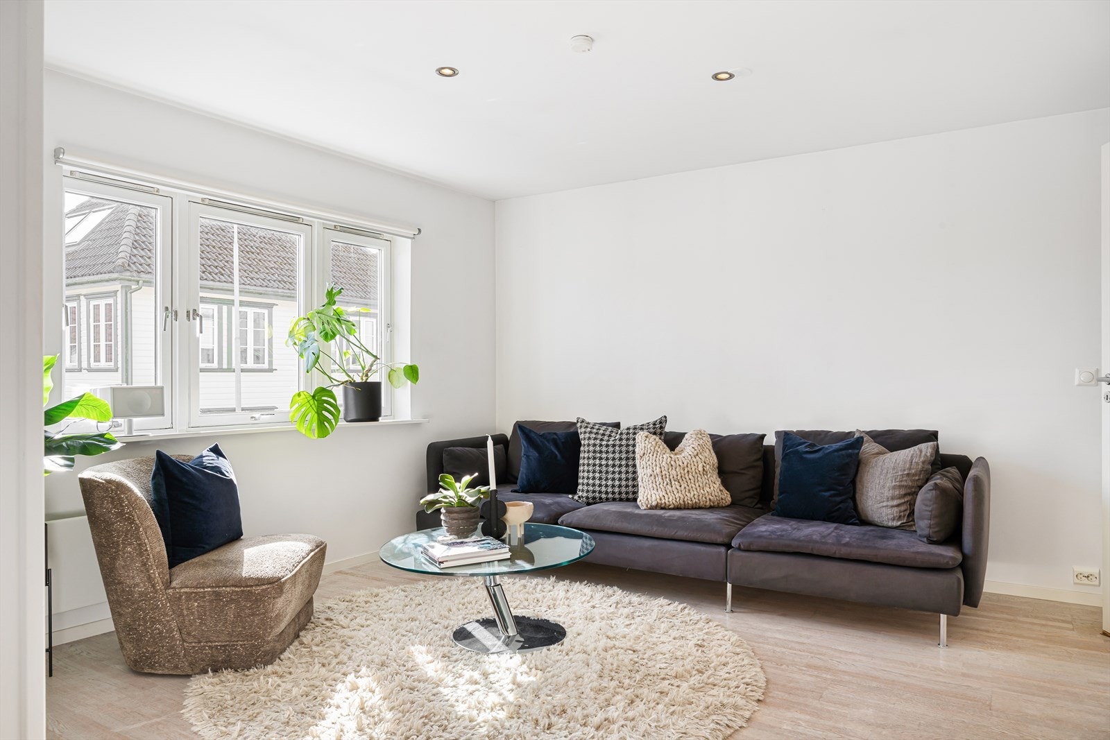 Koselig stue med store vindusflater som slipper inn mye naturlig lys Galleribilde