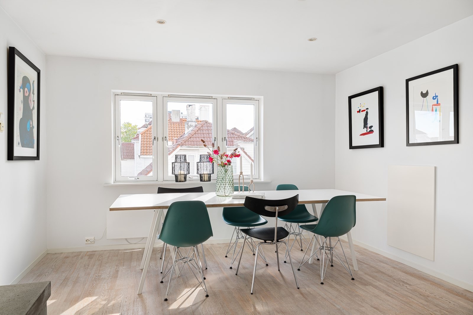 Store vindusflater gir godt med naturlig lys og en åpen atmosfære. Galleribilde