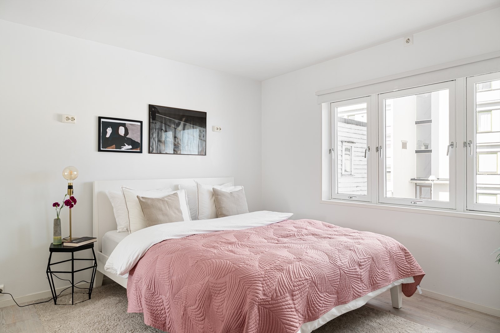 Lyst soverom med store vinduer som slipper inn rikelig med dagslys Galleribilde