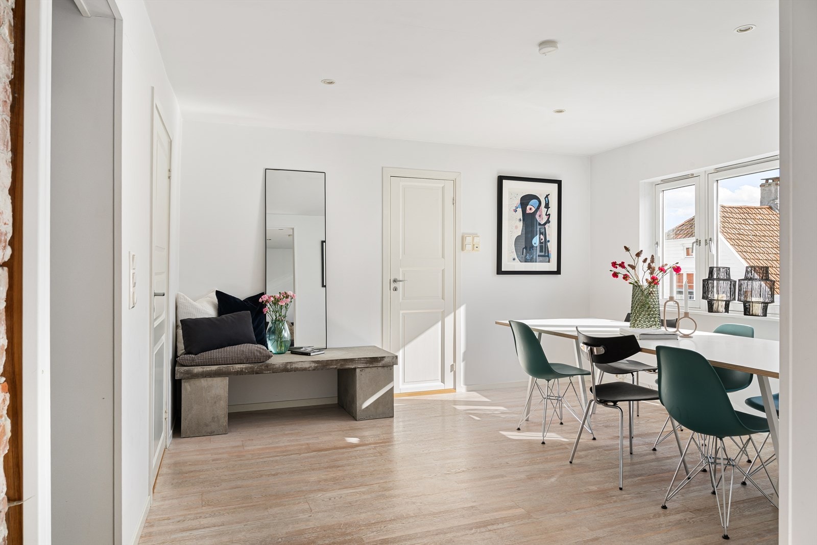 Her er det plass til spisebord med god sittekapasitet, perfekt for både hverdagsmåltider og hyggelige sammenkomster. Galleribilde