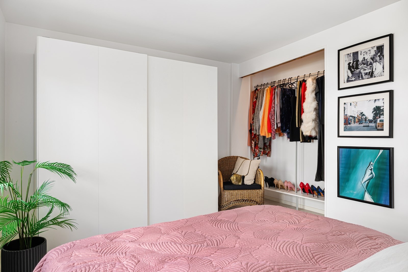 God oppbevaringsplass i garderobeskap og åpen løsning for klær og sko Galleribilde