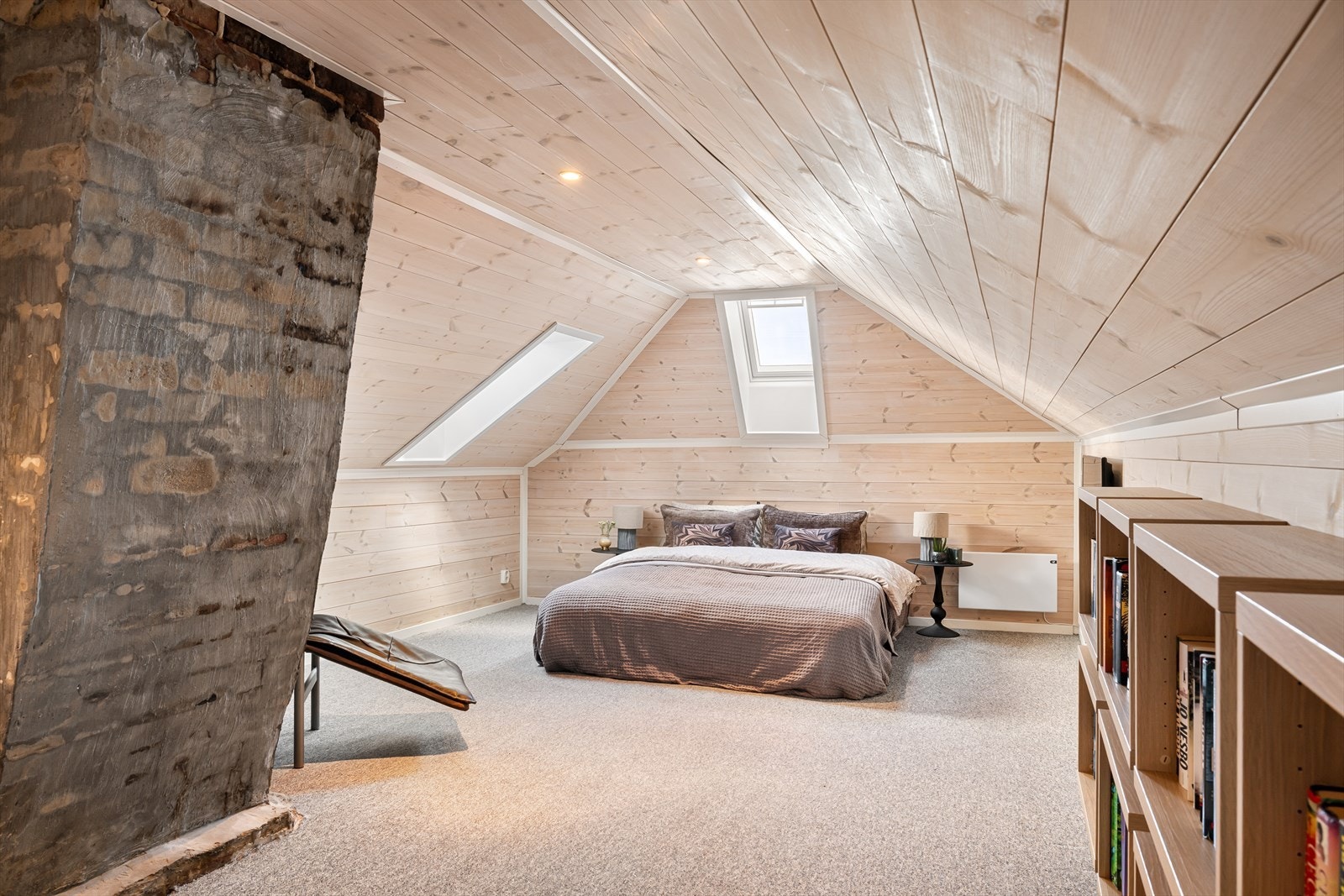 Romslig loftstue med skråtak, takvinduer og hyggelig atmosfære. Galleribilde