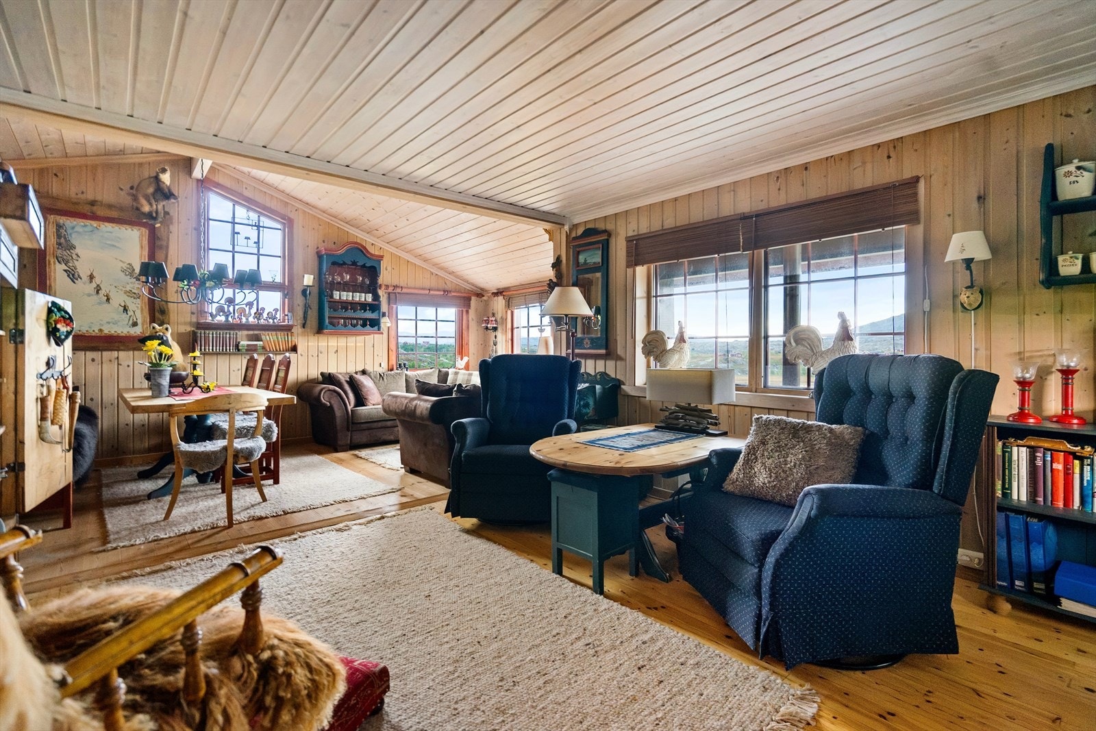 Stuen byr på gode møbleringsmuligheter - her kan du skape ulike soner og virkelig nyte hyttelivet Galleribilde