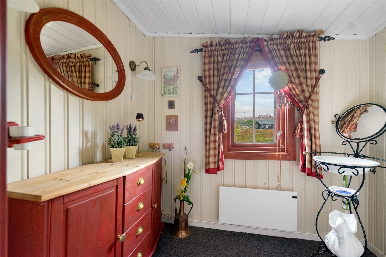 Baderommet med kommode, sjarmerende vaskefat og biotoalett Galleribilde