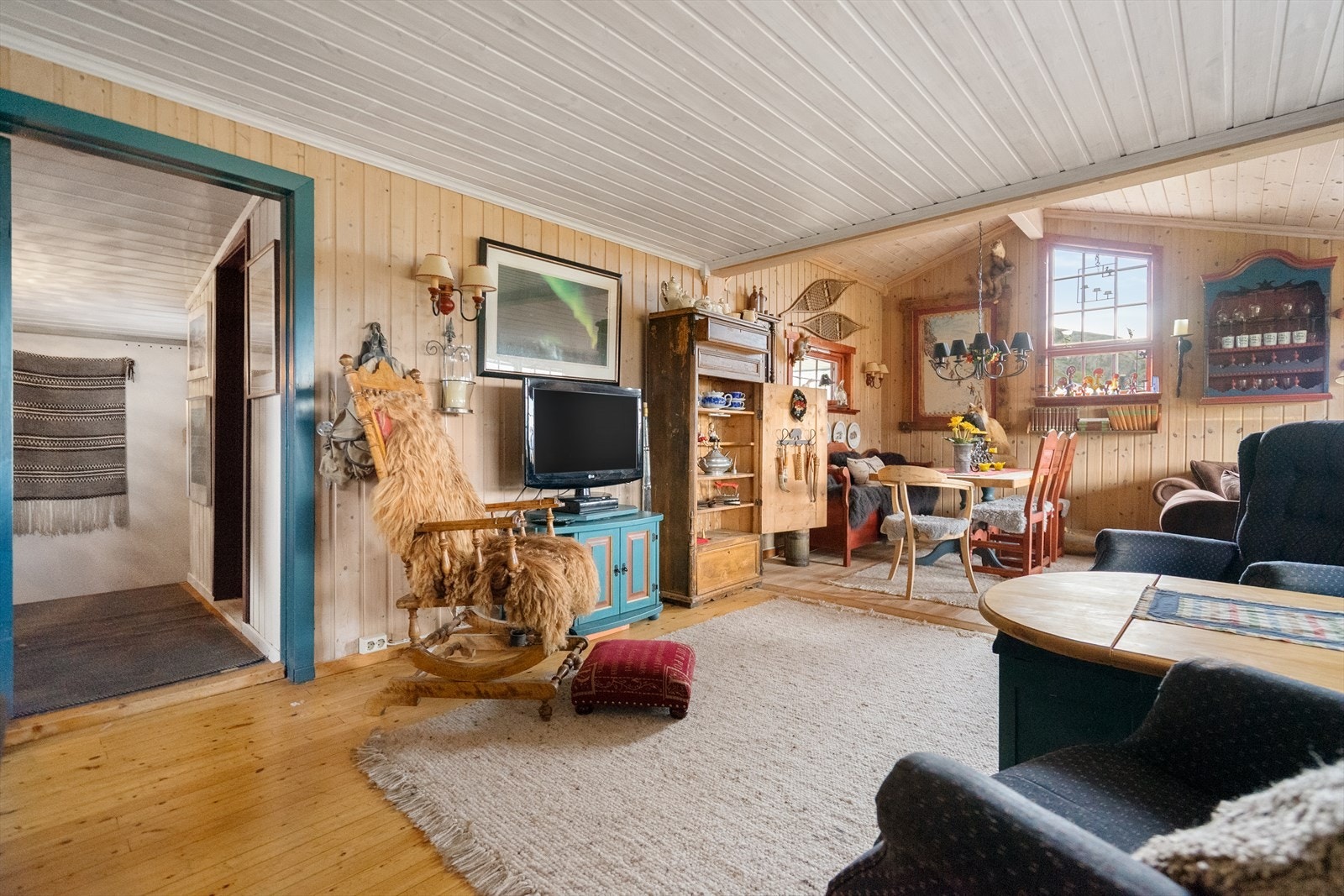 Romslig stue med god plass til både spisestue og sittegruppe - perfekt for hyggelige måltider og lange kvelder med familie og venner Galleribilde