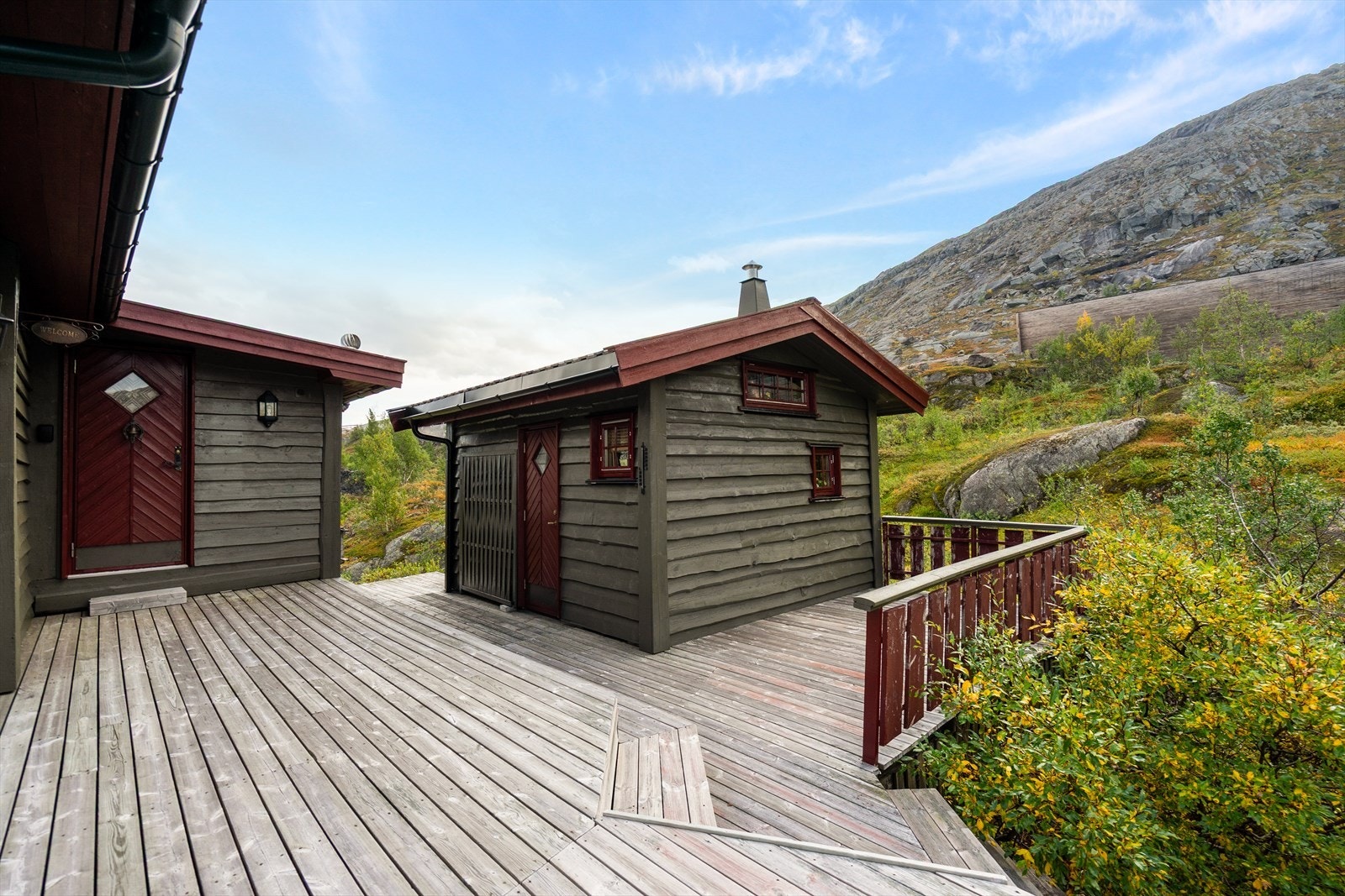 Rett utenfor ytterdøren er det et anneks med soveplasser, badstue og dusj Galleribilde