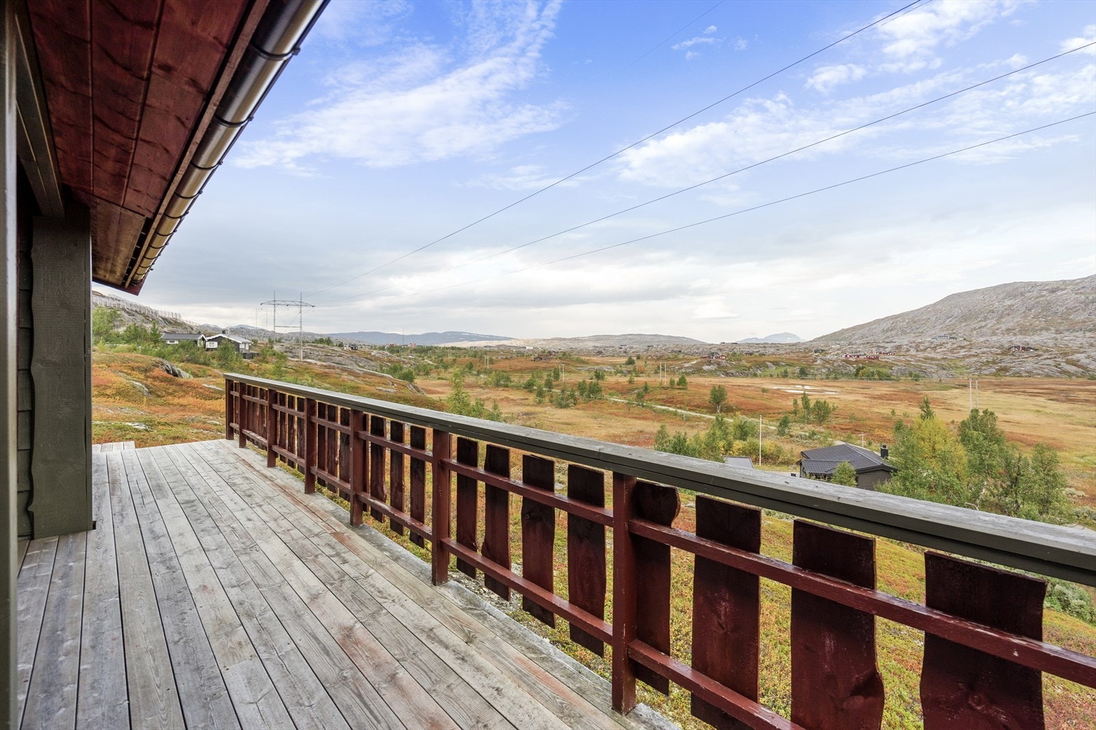 Den overbyde delen gir ly for vær og vind, og gjør det enkelt å bruke uteplassen hele året - herfra har du fantastisk utsikt! Galleribilde