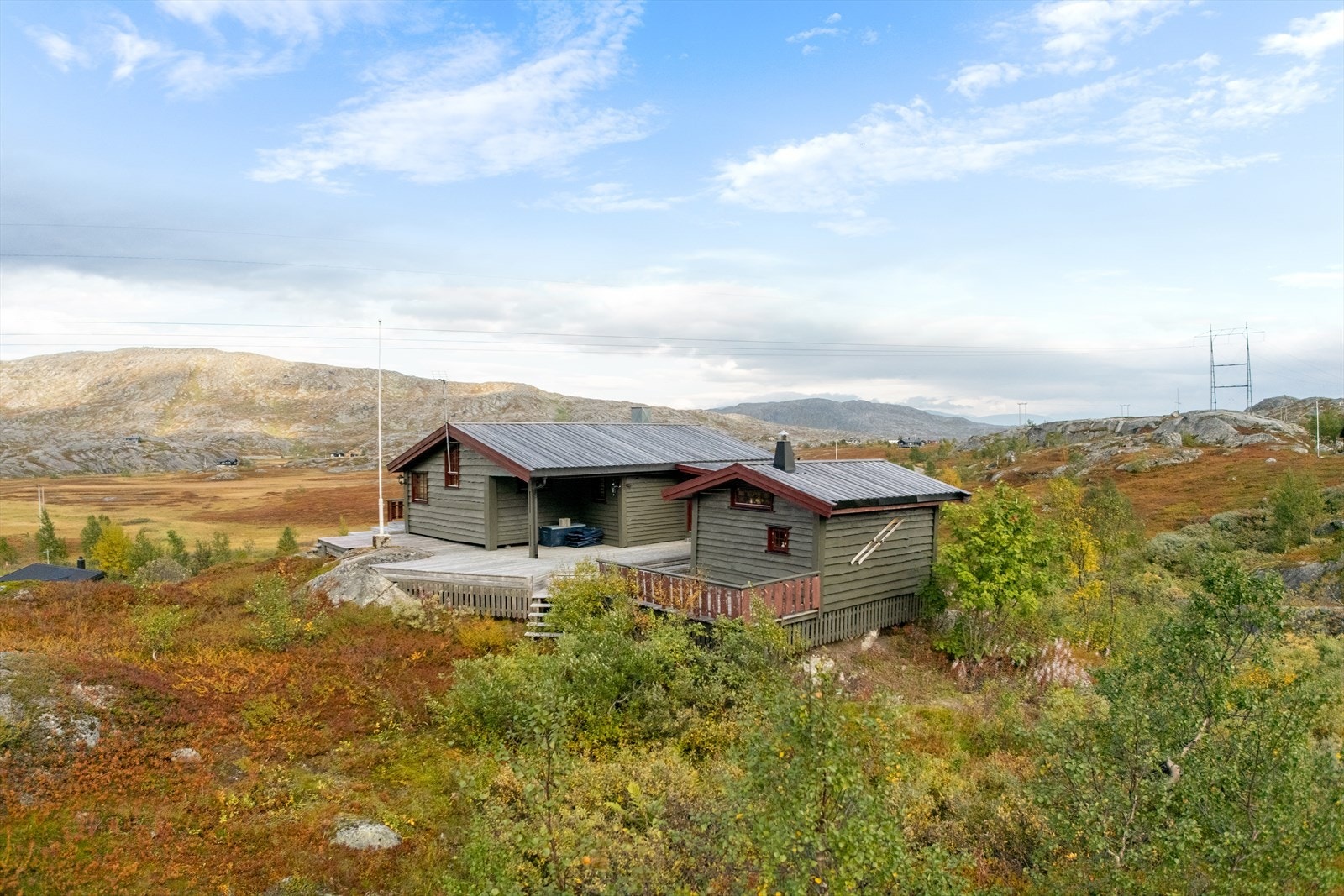 Fra hytta har du vidstrakt utsikt over Bjørnfjell - et populært hytteområde for Narvikfolk, kjent for flott natur og kort vei til Sverige Galleribilde